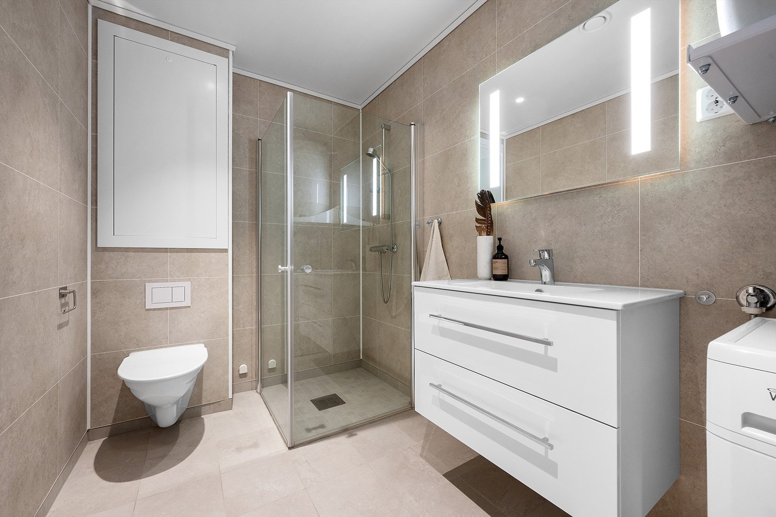 Leiligheten har ett lekkert og stilrent bad. Galleribilde