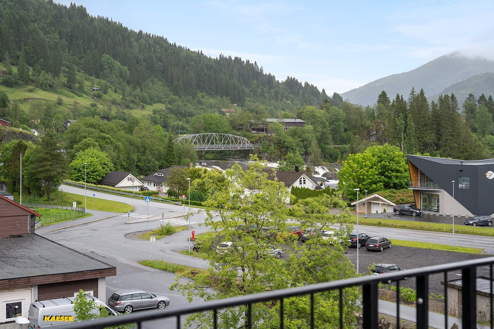 Leiligheten ligger nær butikker, skole og barnehage i Naustdal. Det er mange turmuligheter og aktivitetstilbud i nærmiljøet. Galleribilde
