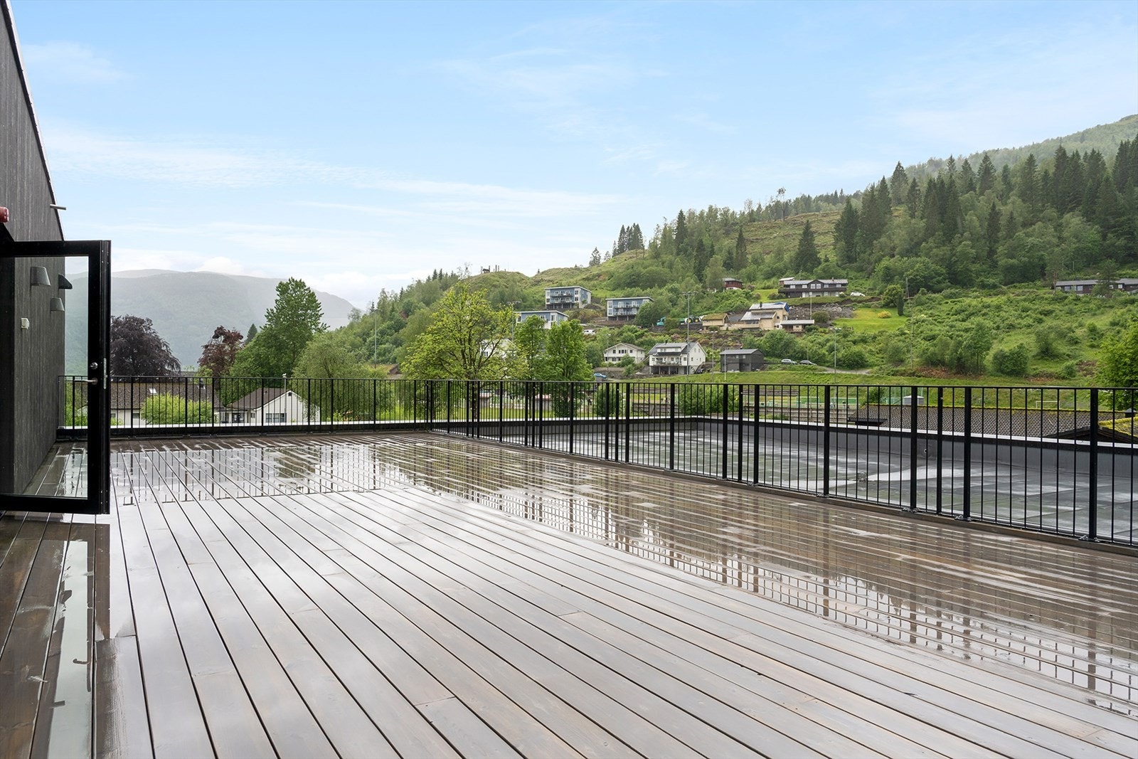 Leiligheten har tilgang til felles takterrasse i sameiet. Takterrassen har gode solforhold og plass til utemøbler. Galleribilde