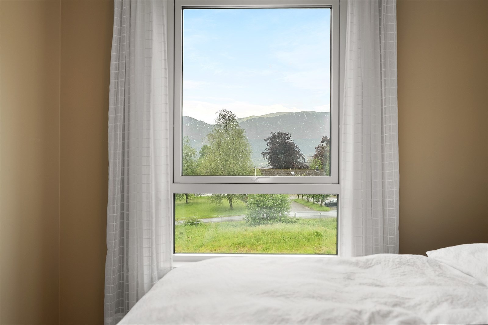 Soveromsvinduet har godt innfall av naturlig lys og utsikt i sørlig retning. Galleribilde