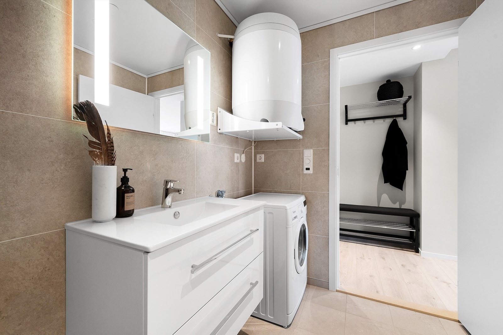 I hjørnet mot gangen er det satt av plass til vaskemaskin. Varmtvannstanken er montert opp fra gulvet. Galleribilde