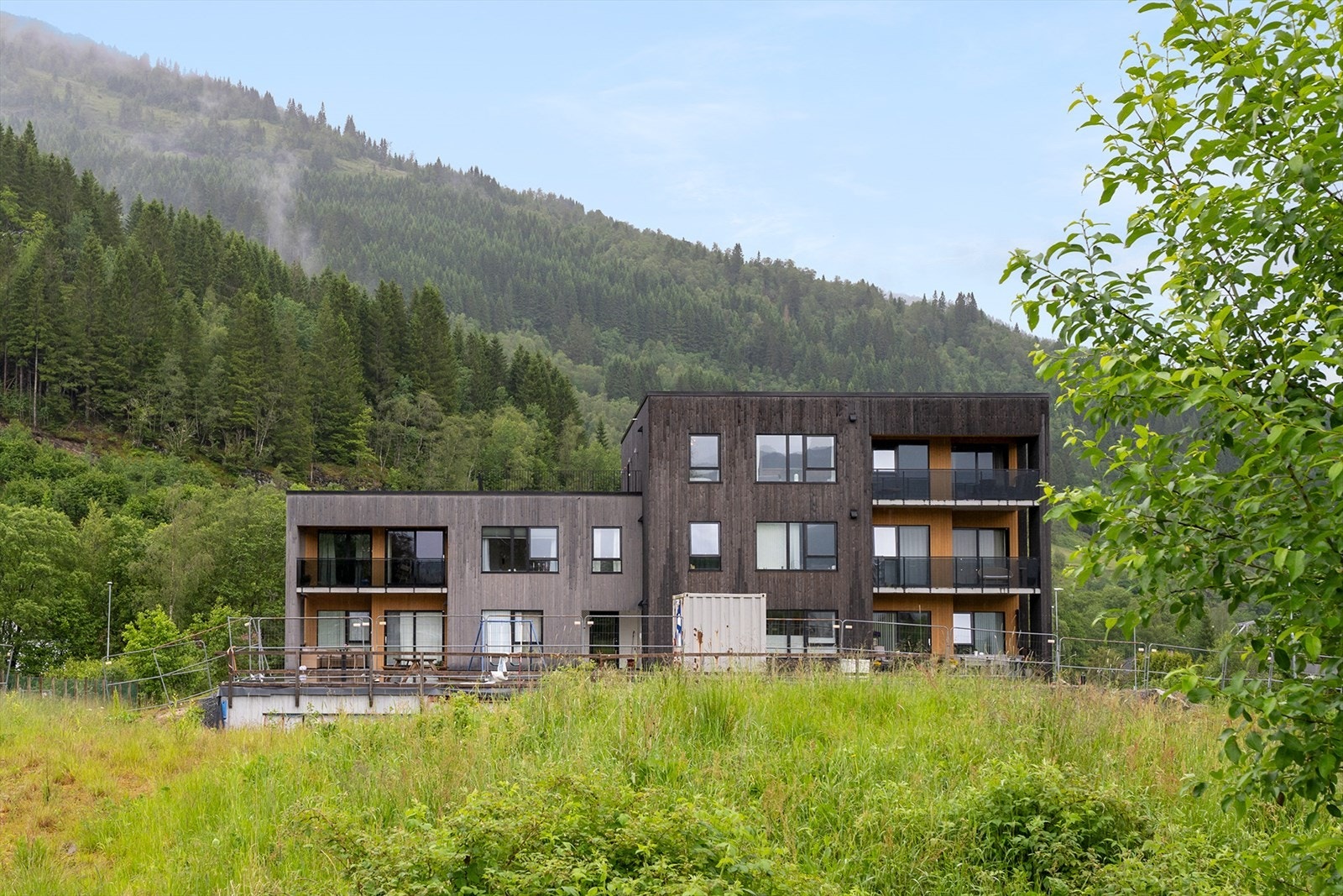 Med leiligheten følger det eksklusiv bruksrett til ekstern bod med tilkomst fra fellesarealet. Utenfor bygget er det felles parkeringsplasser for sameiet. Galleribilde