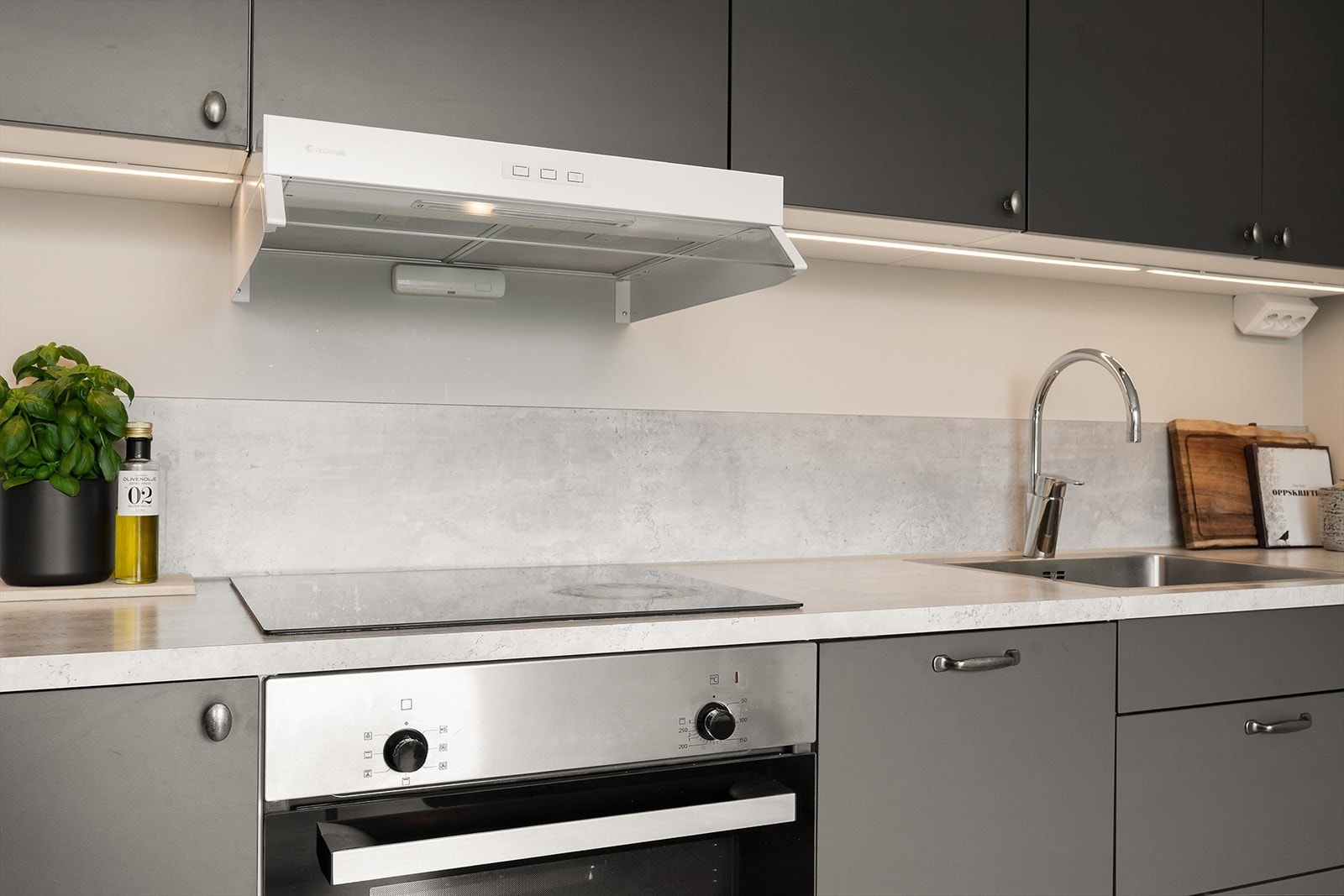 Innredningen har god benkeplass og belysning under overskapene. Galleribilde