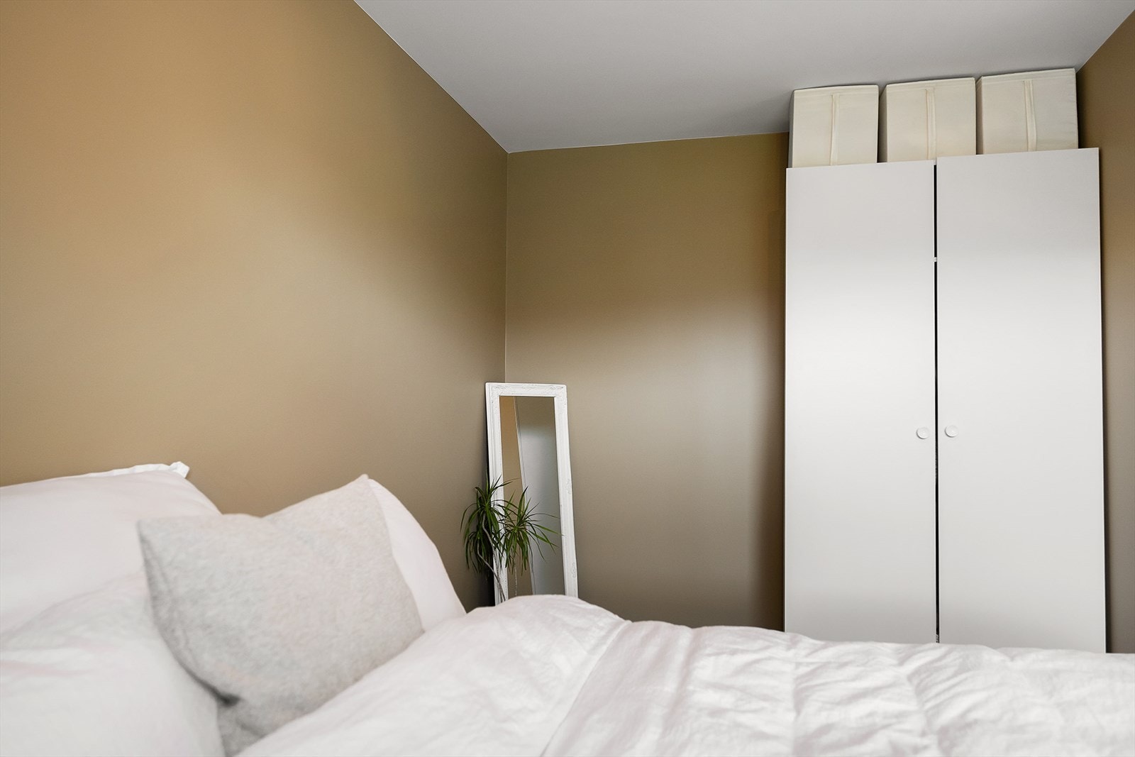 På veggen mot badet er det avsatt plass til garderobeinnredning. Garderobeskapet følger med ved salg. Galleribilde