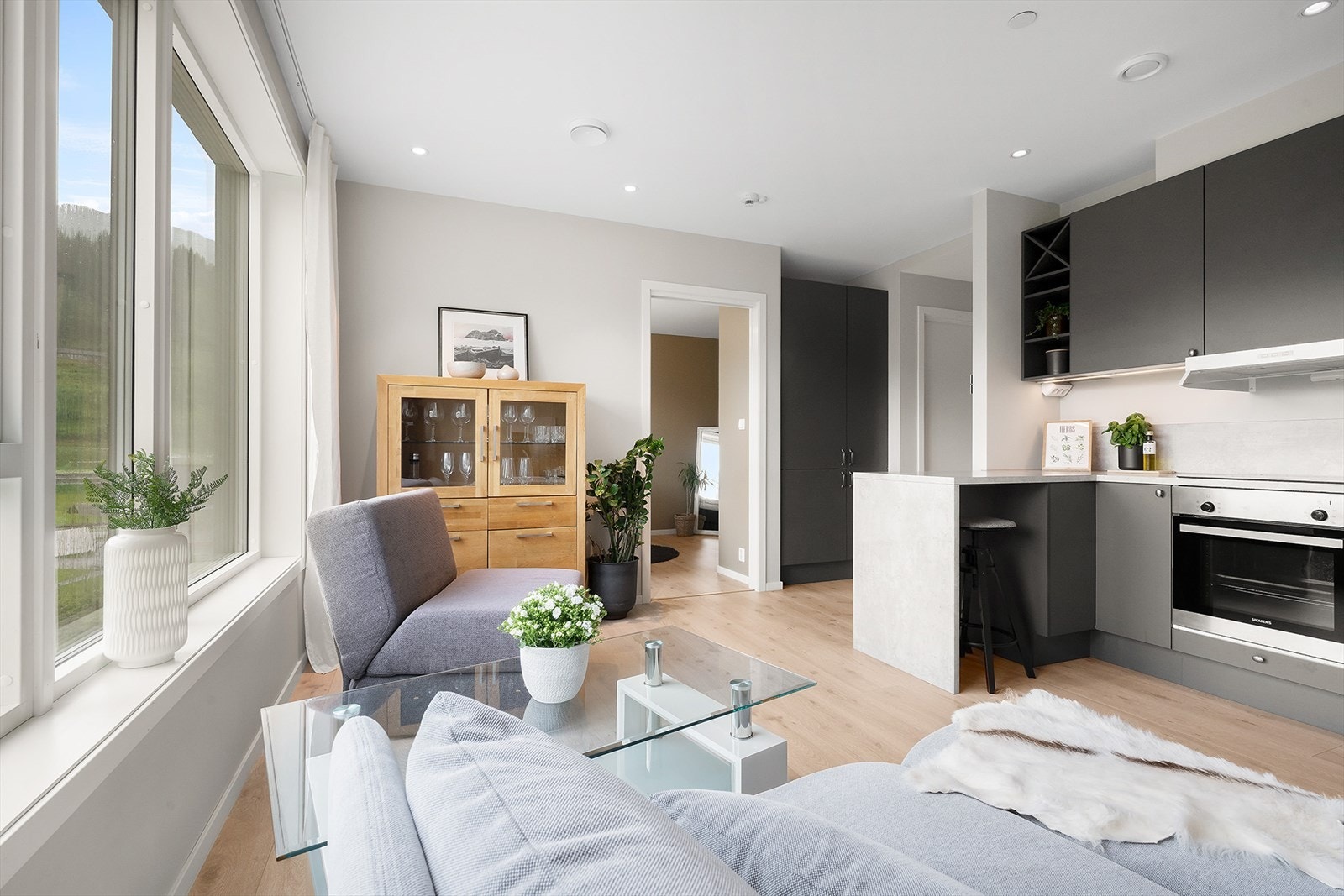 Leiligheten er 38 kvm. og ligger i 3. etasje (toppetasjen) i bygget. Leiligheten har energivennlig oppvarming med vannbåren gulvvarme og balansert ventilasjon. Galleribilde