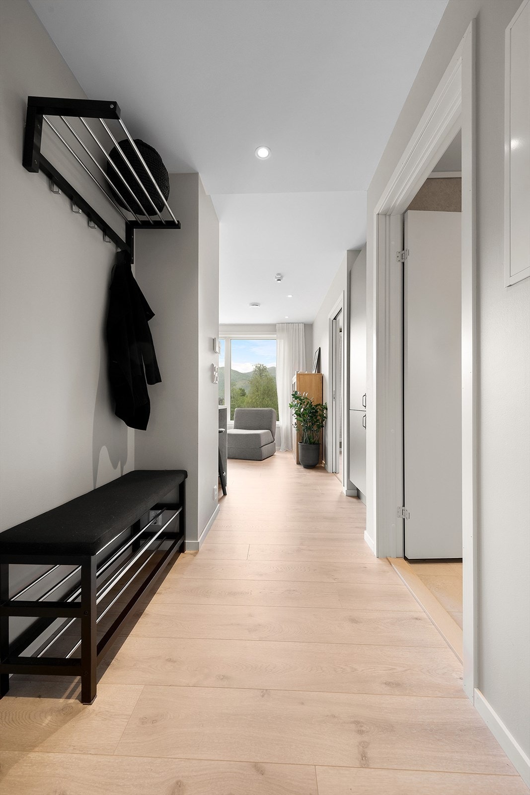 Entréen har god plass til ytterklær og sko. Galleribilde