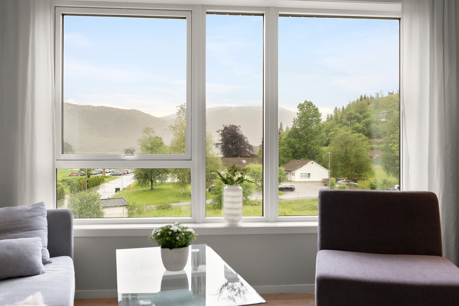Stuen og kjøkkenet har flott utsikt i sørgående retning mot Naustdal sentrum. Galleribilde