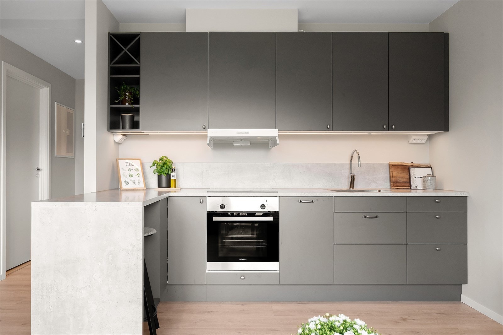 Kjøkkeninnredningen er ett SIgdal kjøkken som er fullt utstyrt med integrerte hvitevarer. Galleribilde