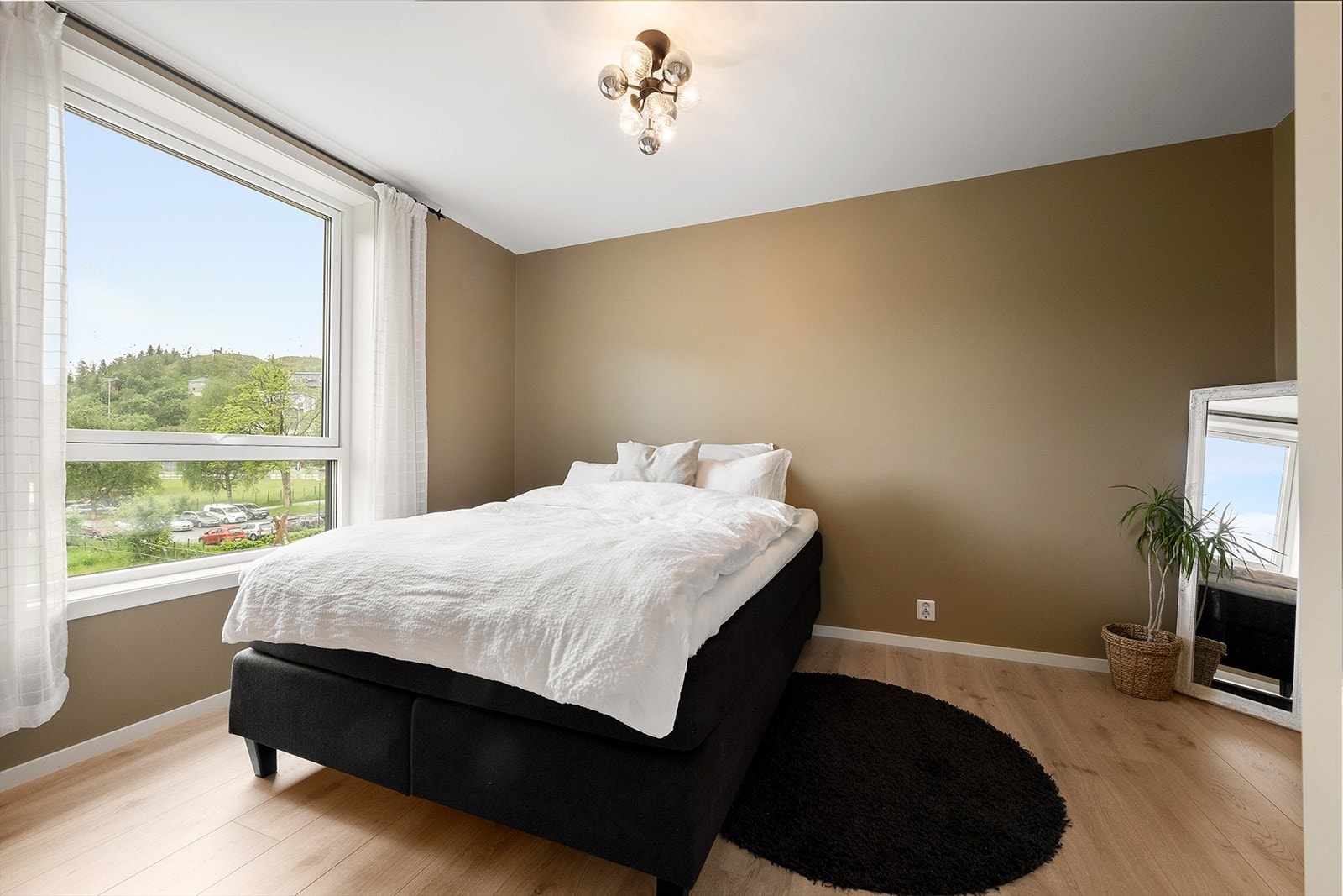 Soverommet er meget romslig og har god plass til dobbeltseng med nattbord på hver side av sengen. Galleribilde