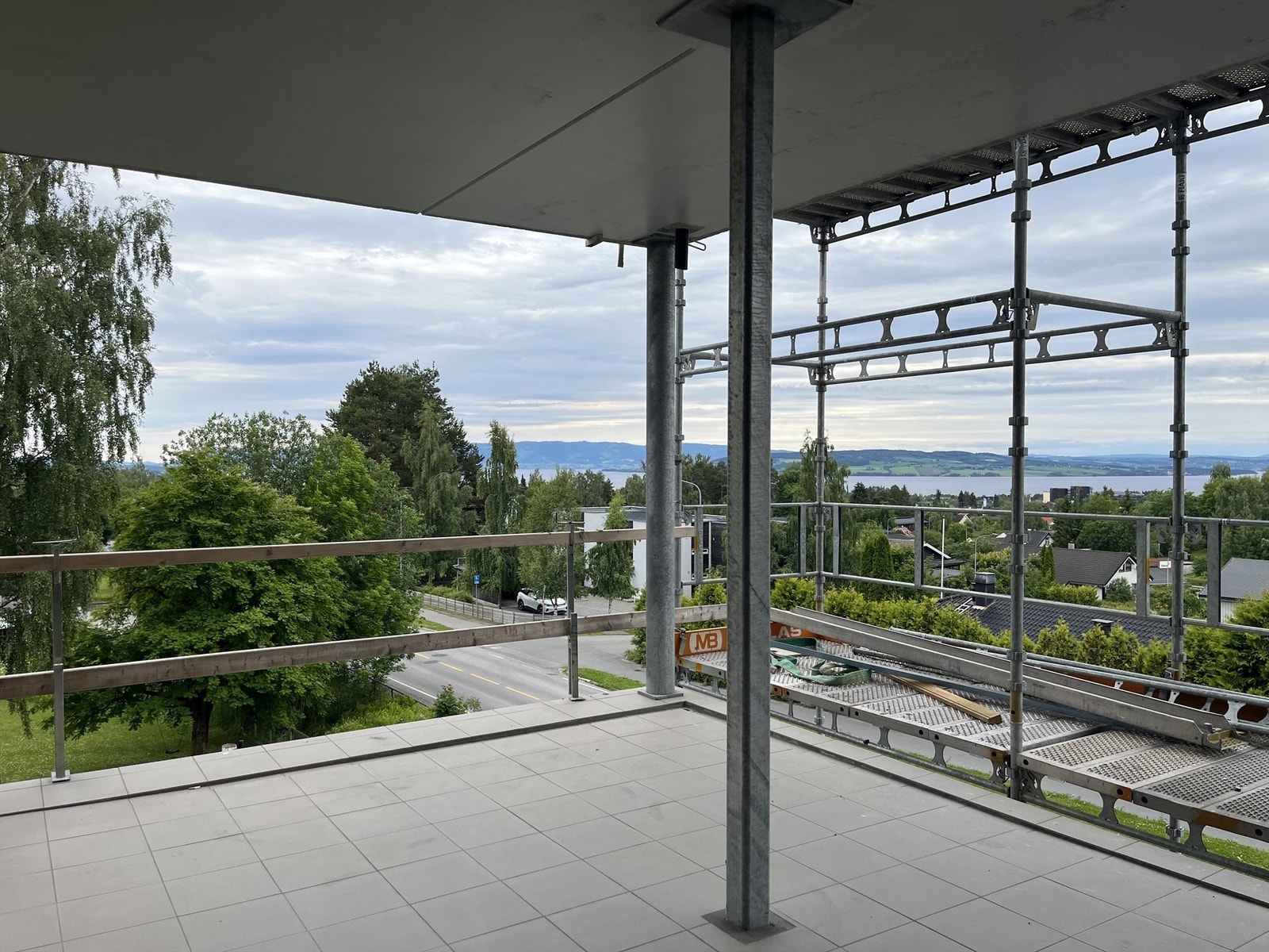 Delvis overbygd hjørnebalkong på ca 25 kvm hvorav 8 kvm er innglasset. Galleribilde