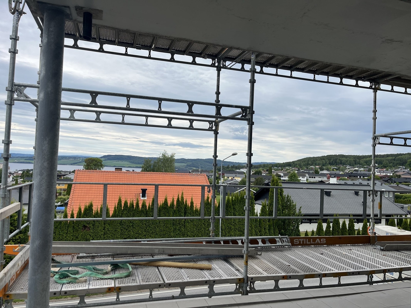 Her går balkongen rundt hjørnet så man kan nyte sola fra tidlig morgen sol til sen kveldssol når den går ned bak Furuberget. Galleribilde