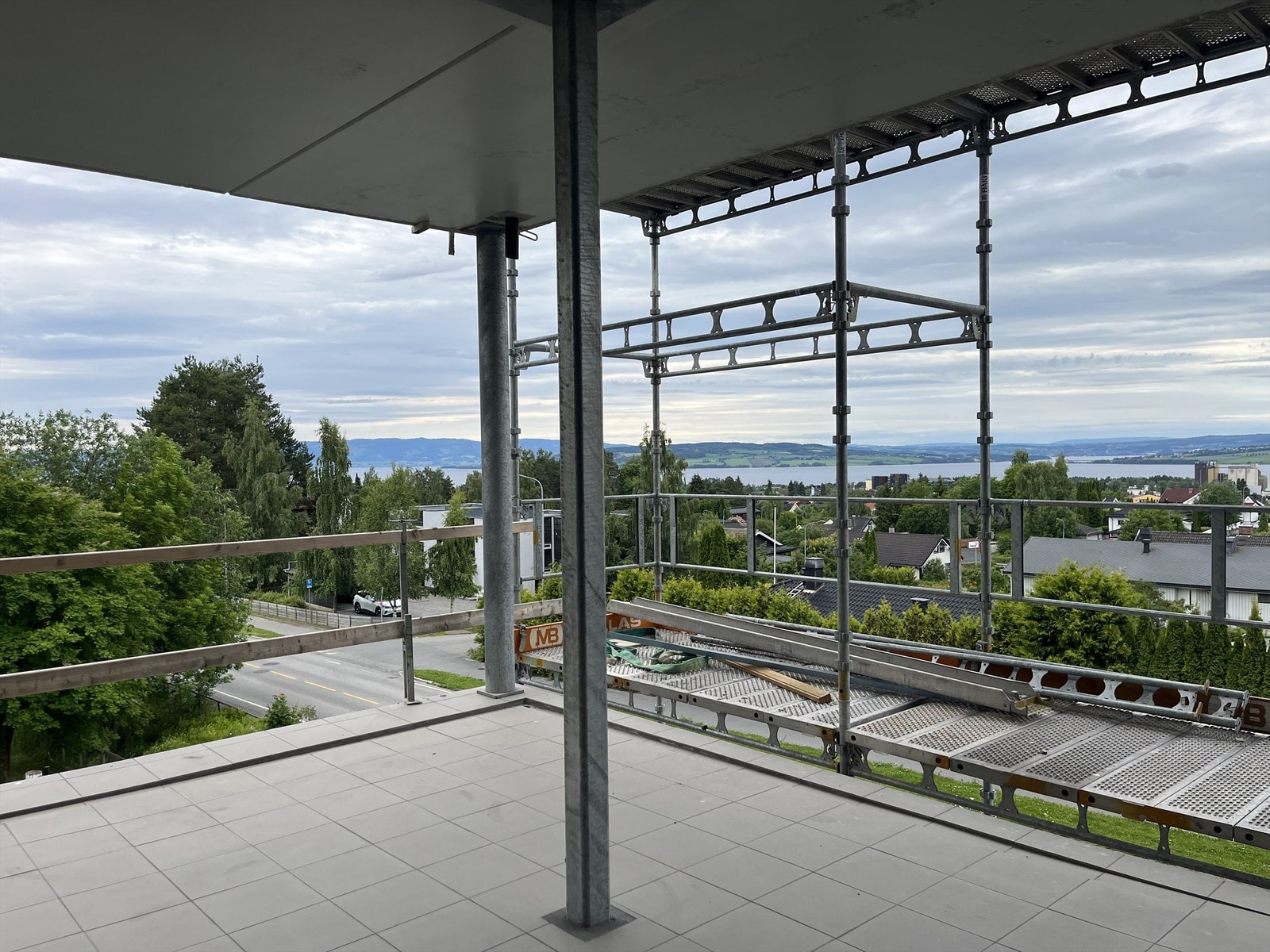 Leiligheten har en fantastisk utsikt mot Mjøsa og omkringliggende omland. Galleribilde