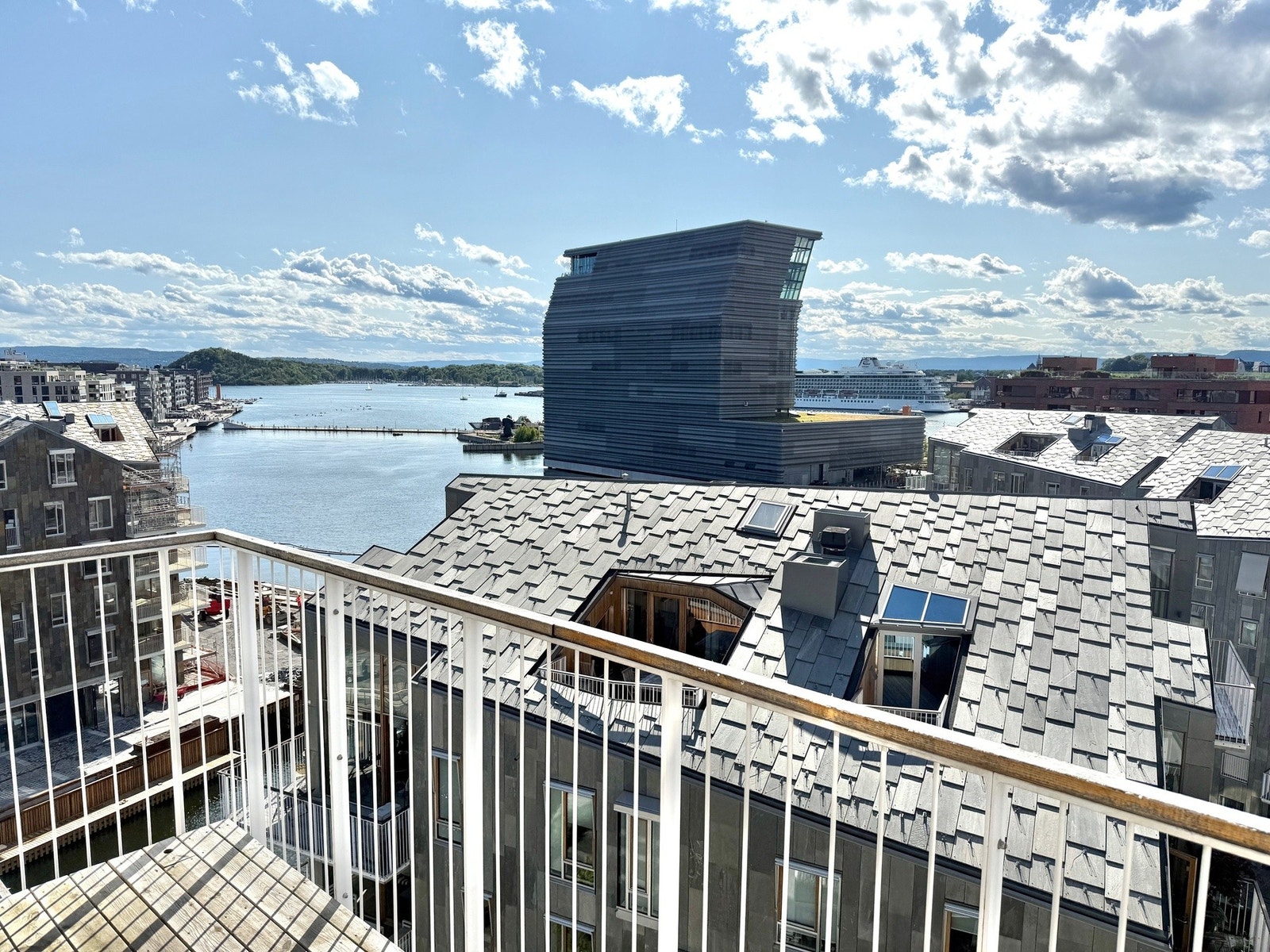 Vestvendt balkong på 8 kvm fra stue. Galleribilde