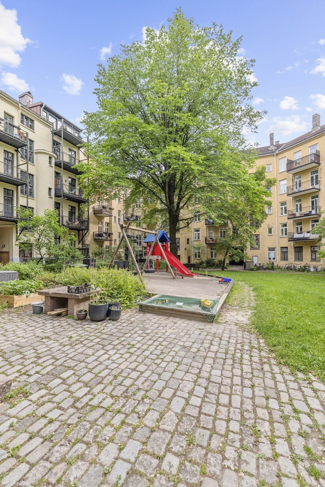 Borettslaget har en flott opparbeidet felles bakgård preget av frodige grøntarealer, sittegrupper, prydbusker og trær, samt sykkelparkering for beboere. Galleribilde