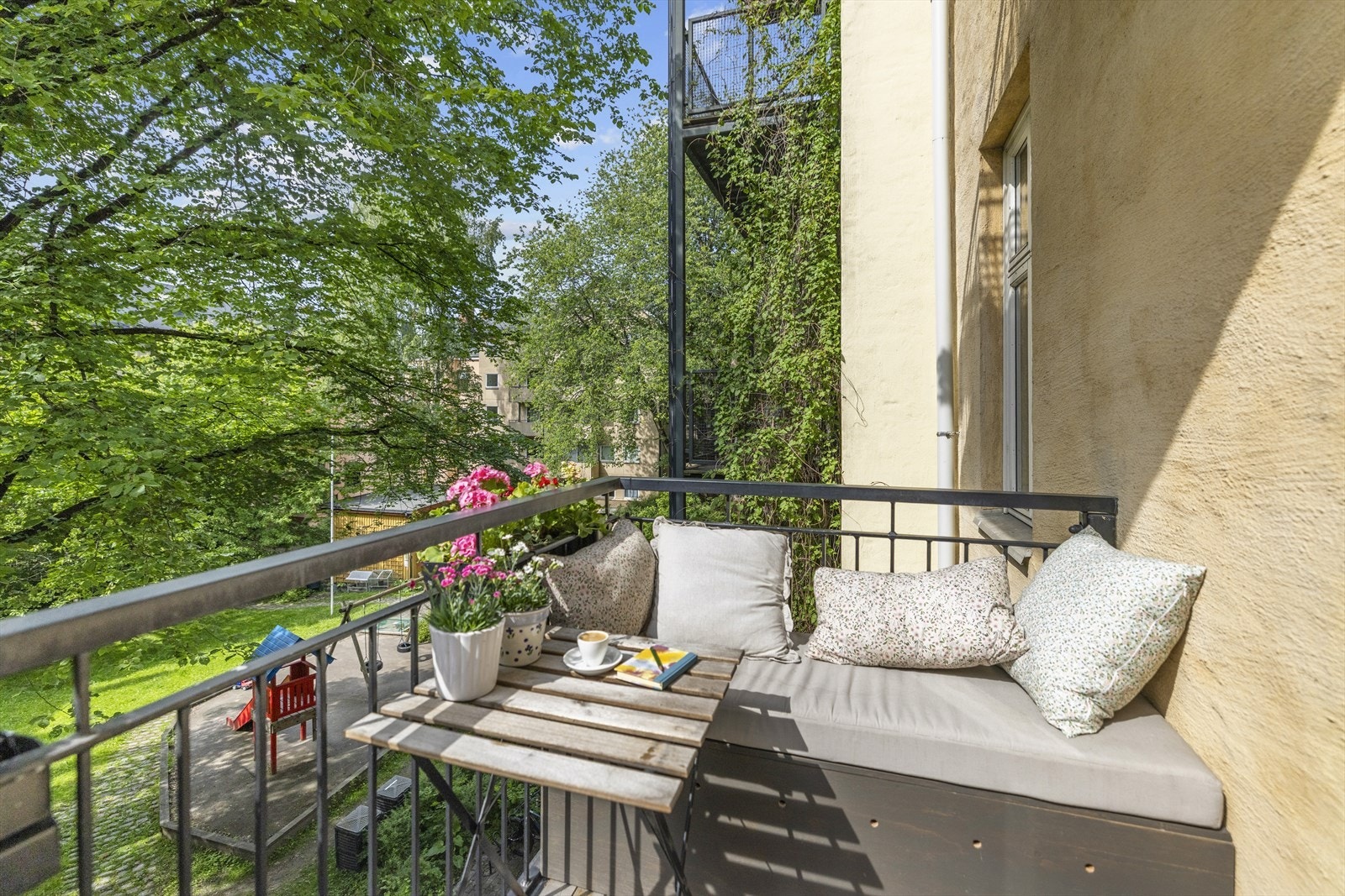 Ifølge selger er det sol på balkong fra ca. klokken 13.30 til 20.00 midt på sommeren. Galleribilde