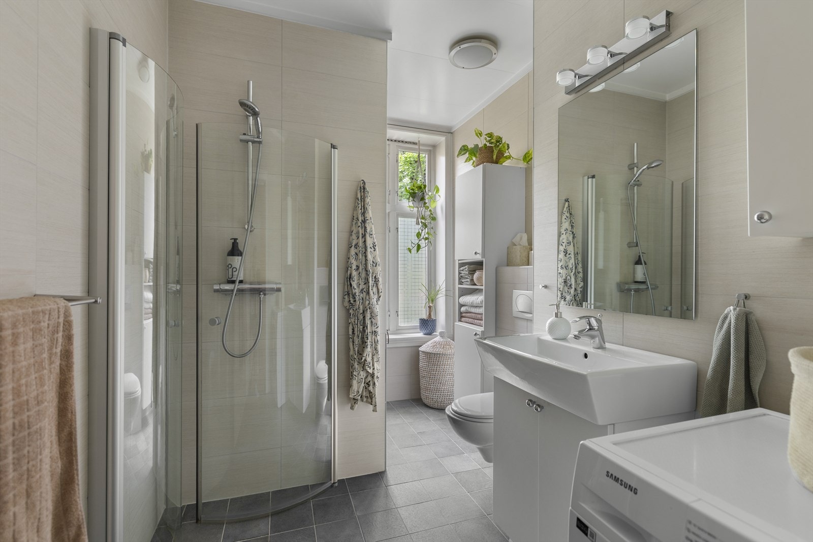 Lekkert og sjeldent romslig bad med varmekabler i gulv. Galleribilde