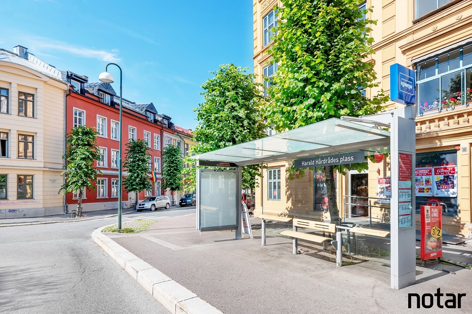 (Buss: 37, 100, 110 ) går fra Harald Hårådes plass: 1 min gange fra boligen Galleribilde