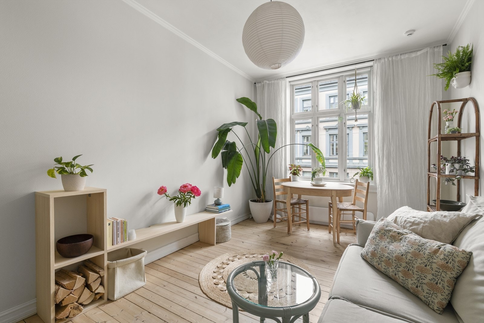 Stuen har god plass til sofagruppe og salongbord. Naturlig plass til tv og lydanlegg. Galleribilde