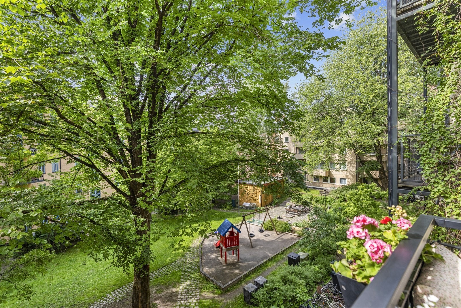 Fra balkongen har man flott utsikt mot frodige og rolig bakgård. Galleribilde