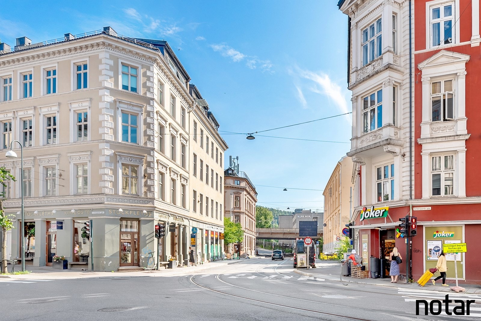 Leiligheten ligger i populære Gamlebyen som er kjent for sitt rike utvalg av kafeer og restauranter. Galleribilde