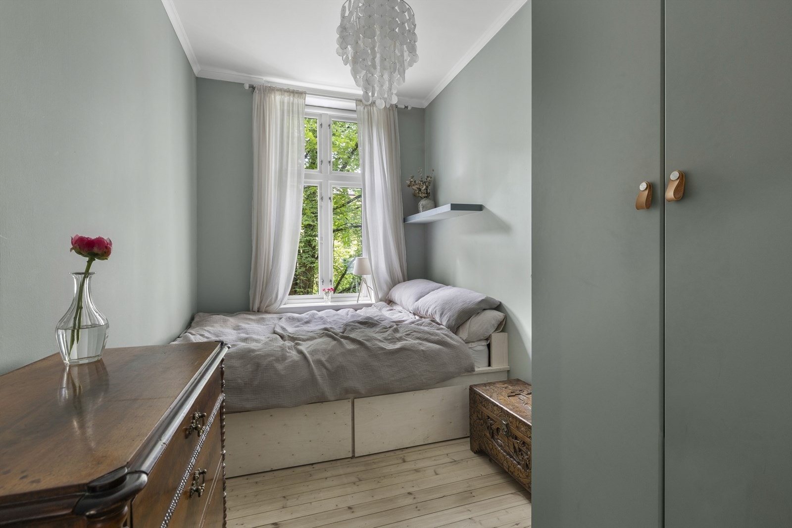 Stort og luftig soverom med god plass til stor dobbeltseng. Galleribilde