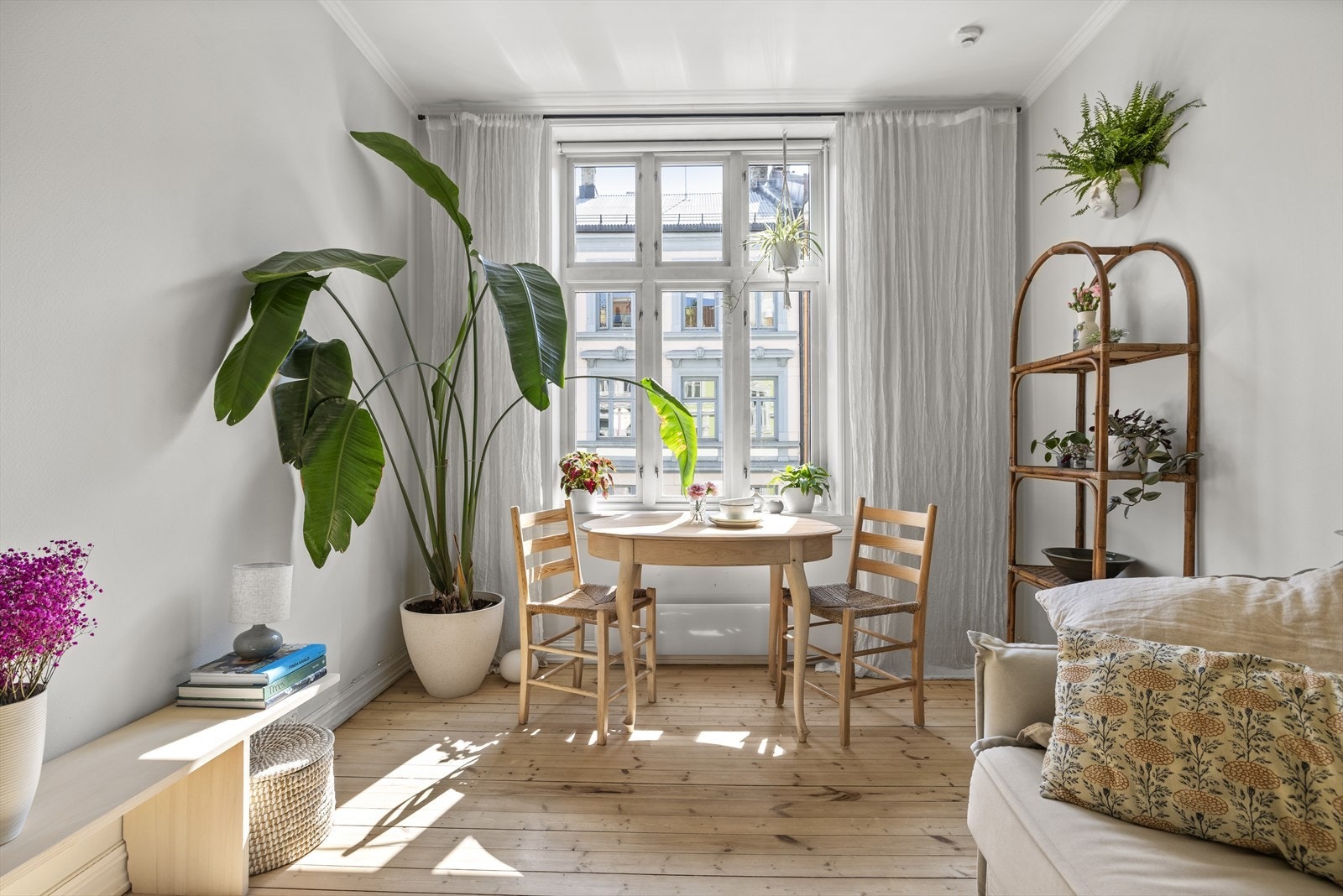 Spisebords gruppen finner sin naturlige plass i rommet, og man kan enkelt invitere venner og familie til middag. Galleribilde