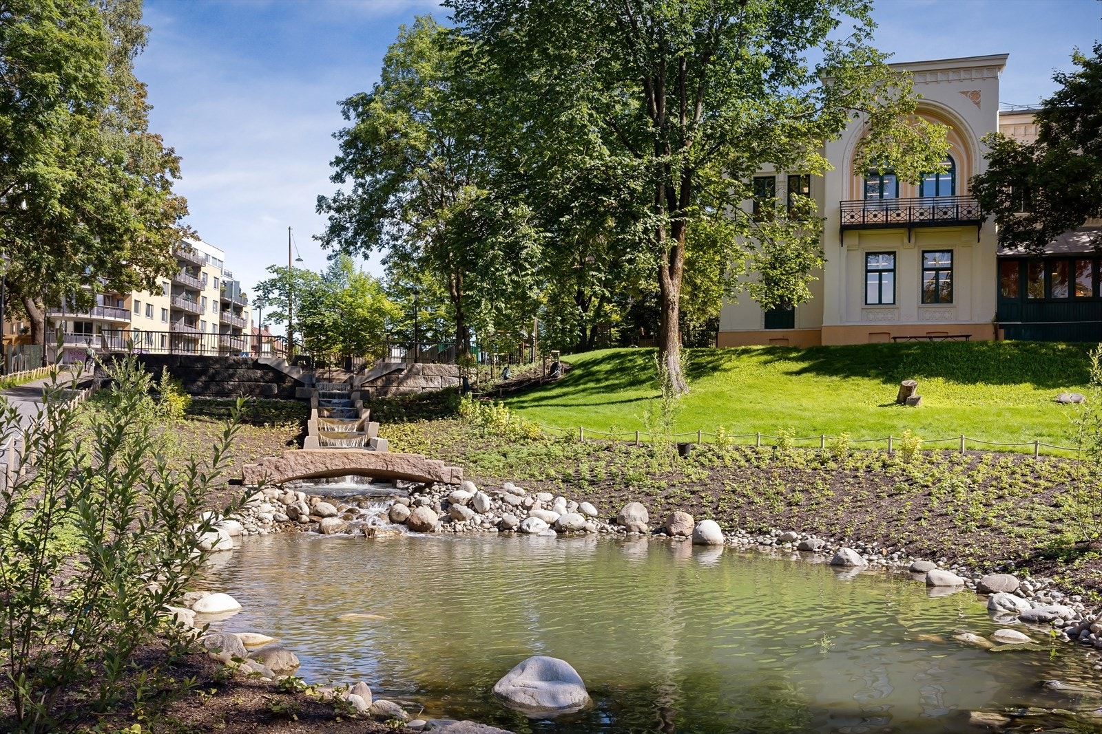 Det er nydelig å spasere ned mot byen langs den 700 meter lange kunstbekken Galleribilde
