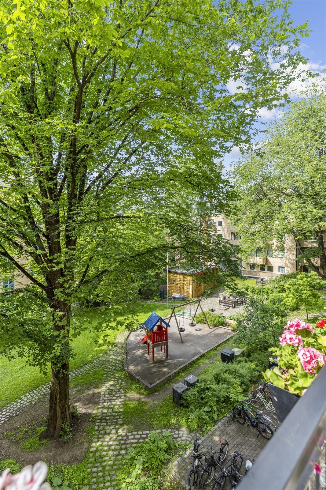 Idyllisk og lukket gårdsrom med grillplass og sittebenker Galleribilde