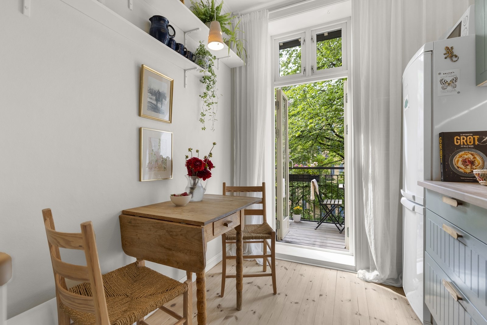 Ikea kjøkkeninnredning fra 2011 med heltre benkeplate, oppvaskkum samt lys under overskap. Galleribilde