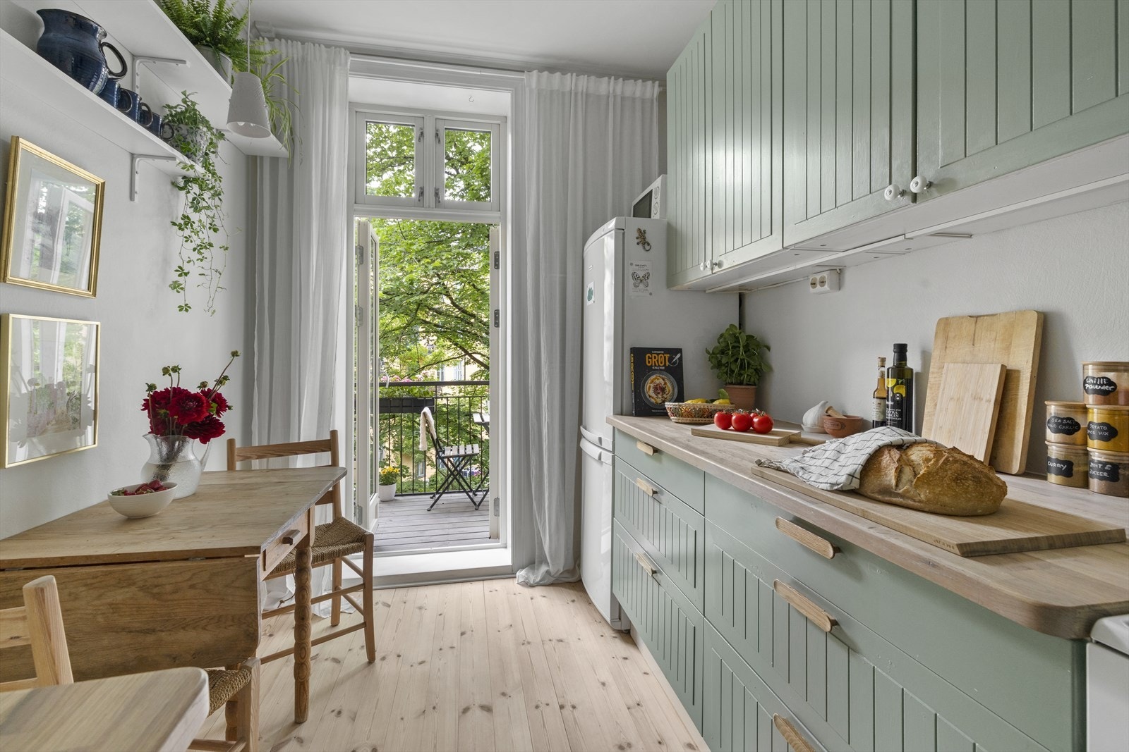 Kjøkkenet er for de fleste et av de viktigste rommene i hjemmet. Her får du god oppbevaringsplass og smarte løsninger. Galleribilde