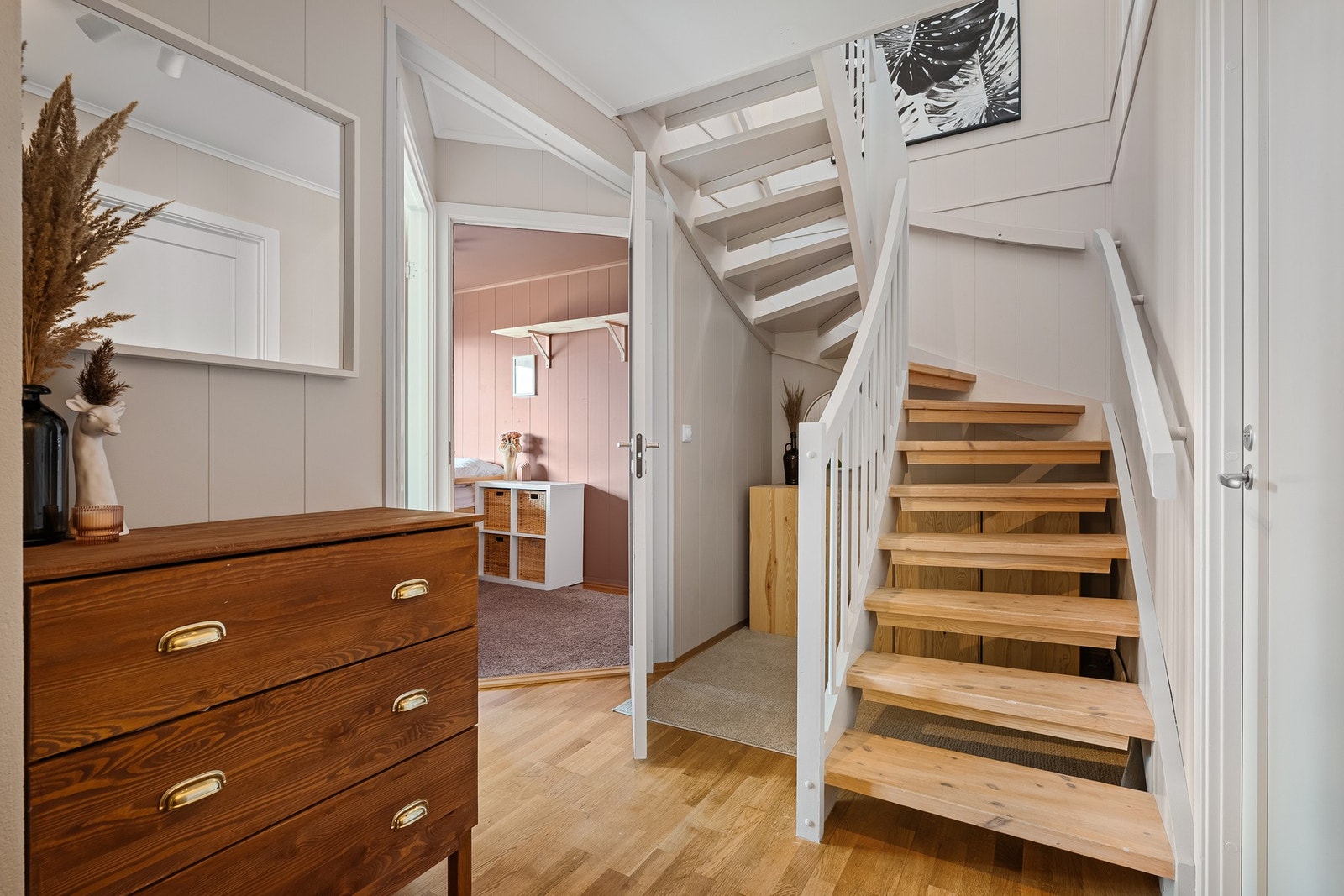 I underetasjen finner vi tre soverom, bad, vaskerom og garderoberom/bod. Galleribilde