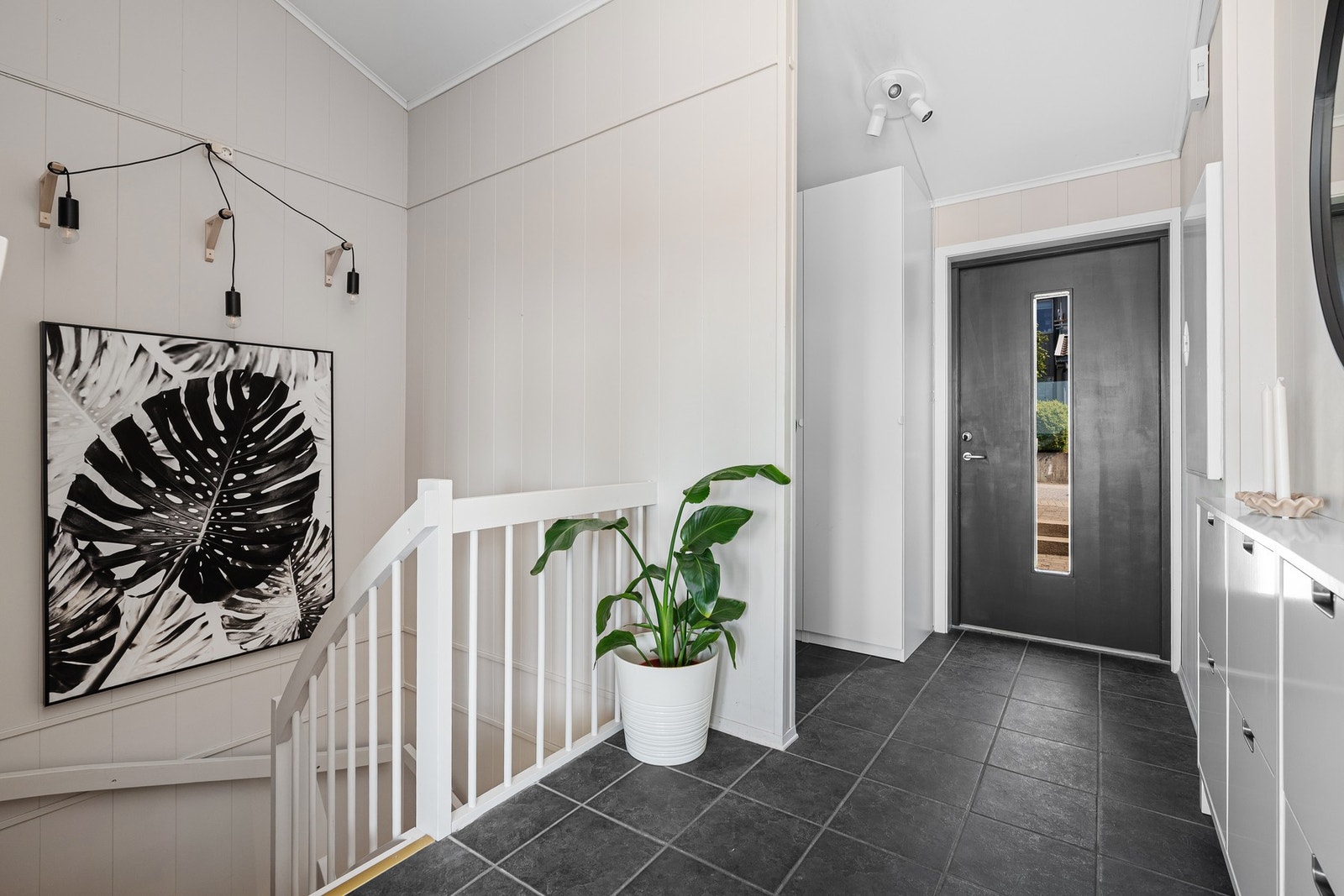 Velkommen inn! I gangen er det plass til garderobeløsning. Galleribilde