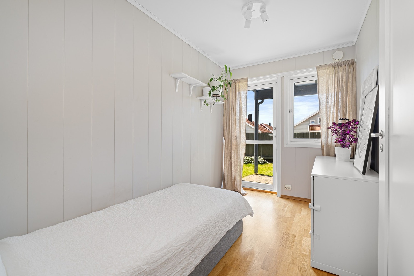 Det tredje soverommet er fint å bruke som barnerom, kontor eller gjesterom. Utgang til hagen. Galleribilde