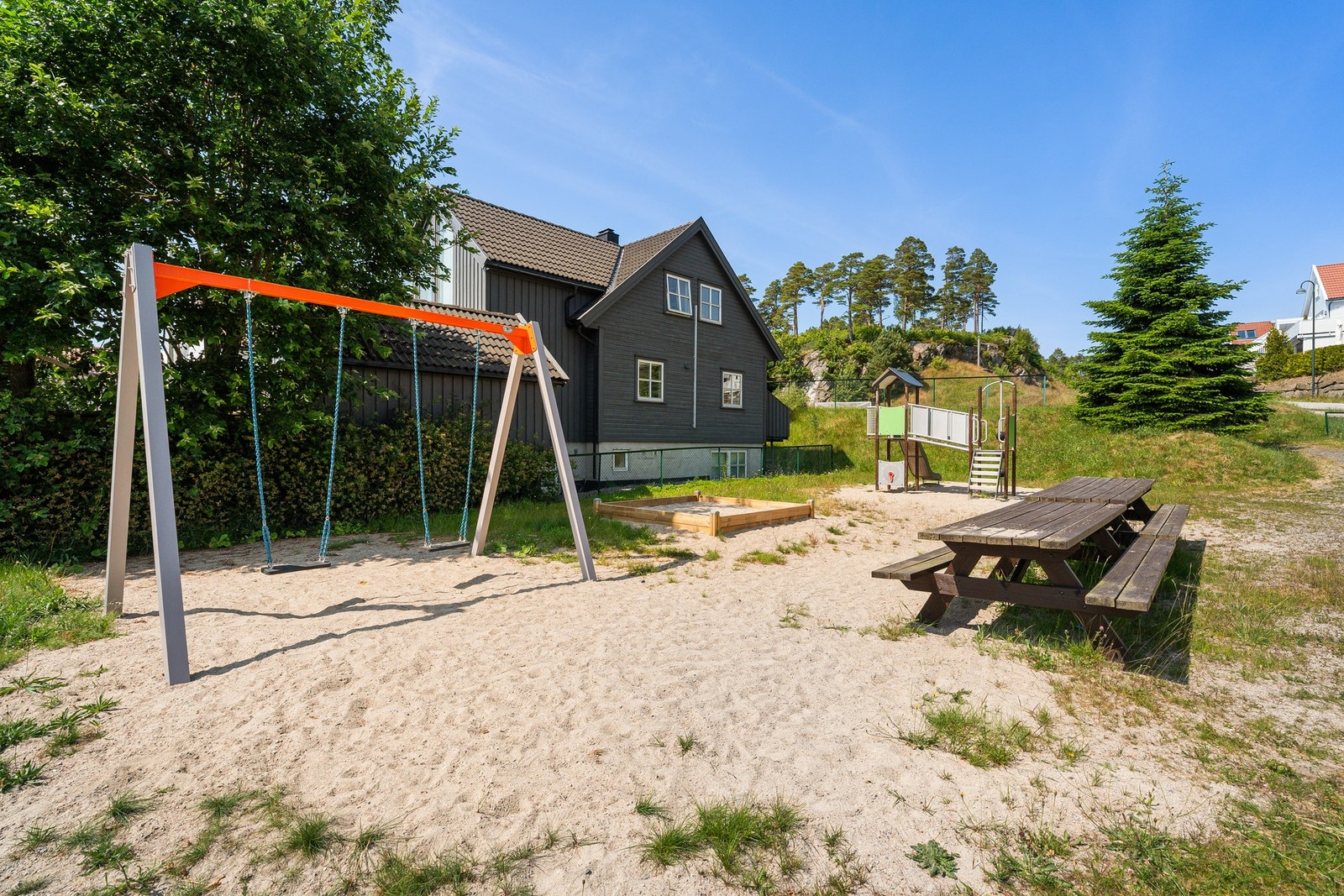 Lekeplass i nærheten. Galleribilde