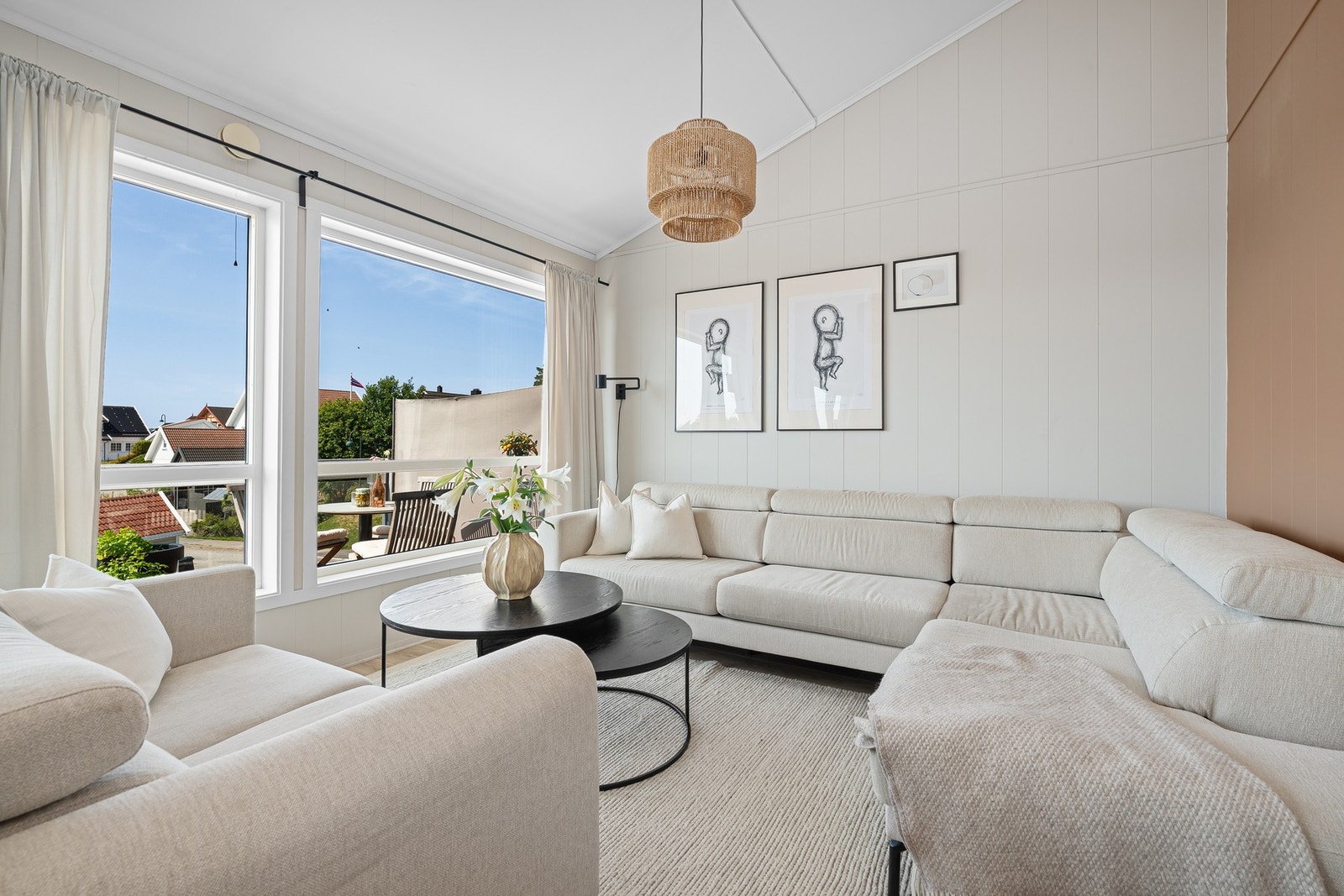 God plass til sofagruppe. Store vinduer slipper inn rikelig med dagslys. Galleribilde