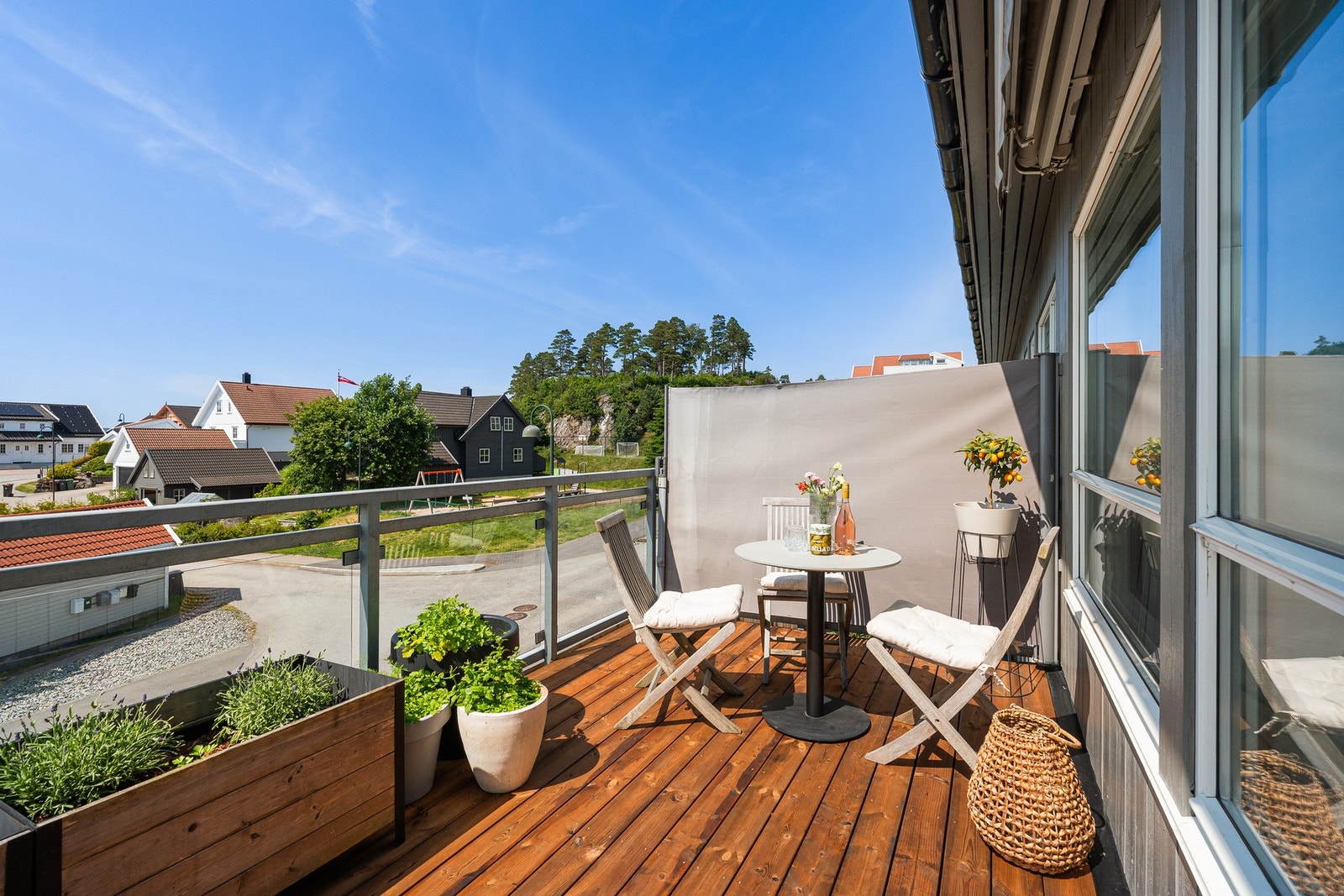 Fra stuen er det utgang til en solrik veranda. God plass til sittegruppe og grill. Galleribilde