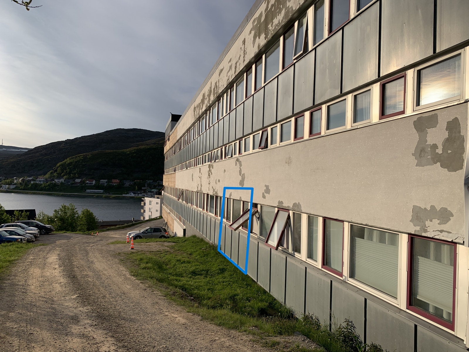 Leilighetens vinduer markert med blått. Galleribilde