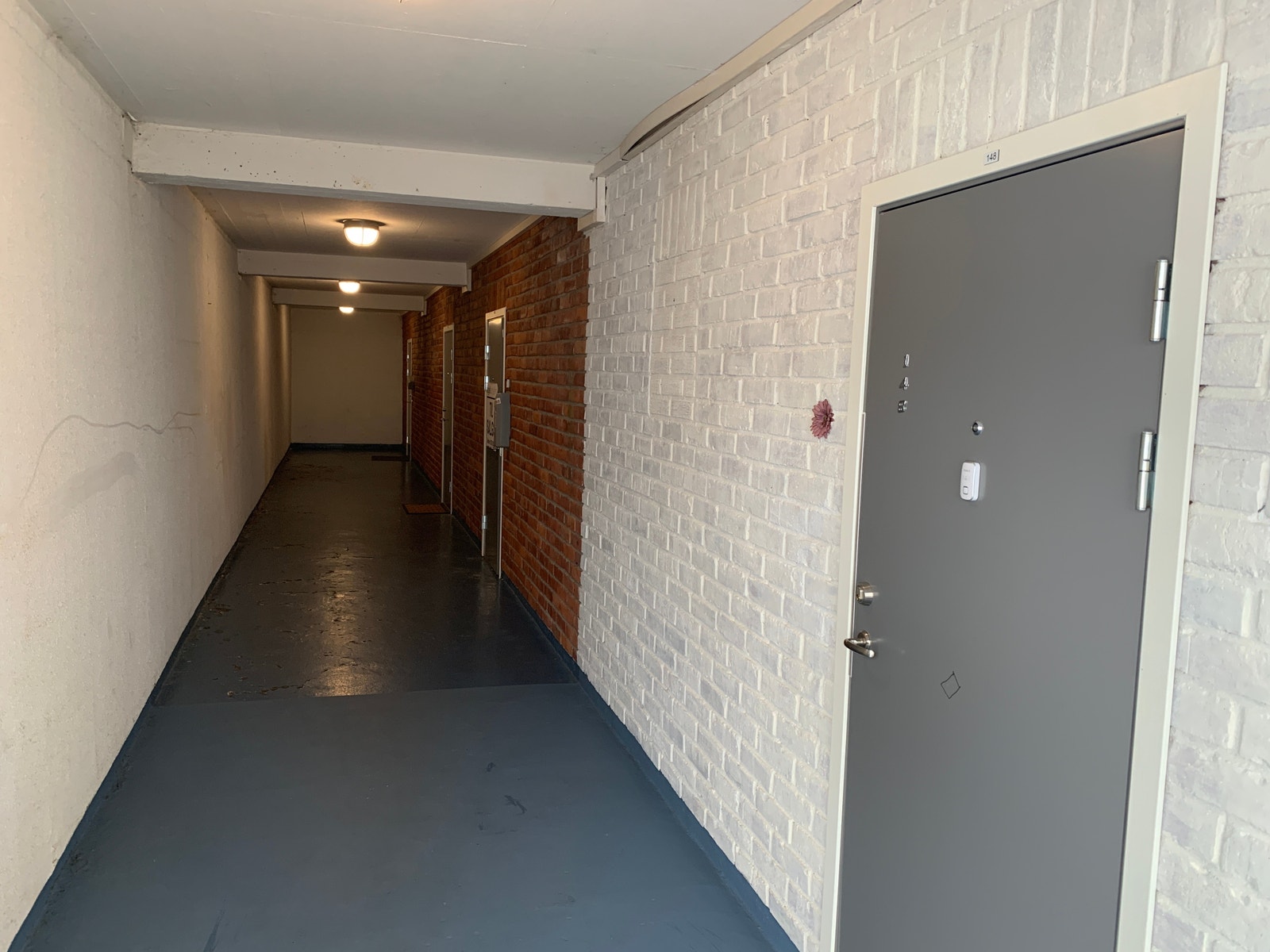 Rolig korridor med få leiligheter og lite trapper. Galleribilde