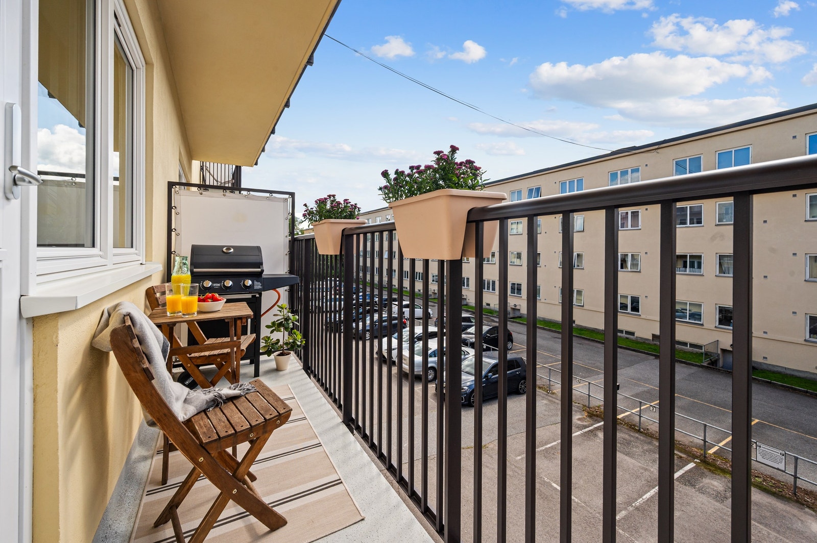 Balkongens gode størrelse gjør det enkelt å innredede med en hyggelig sittegruppe der årets varme dager kan nytes. Galleribilde