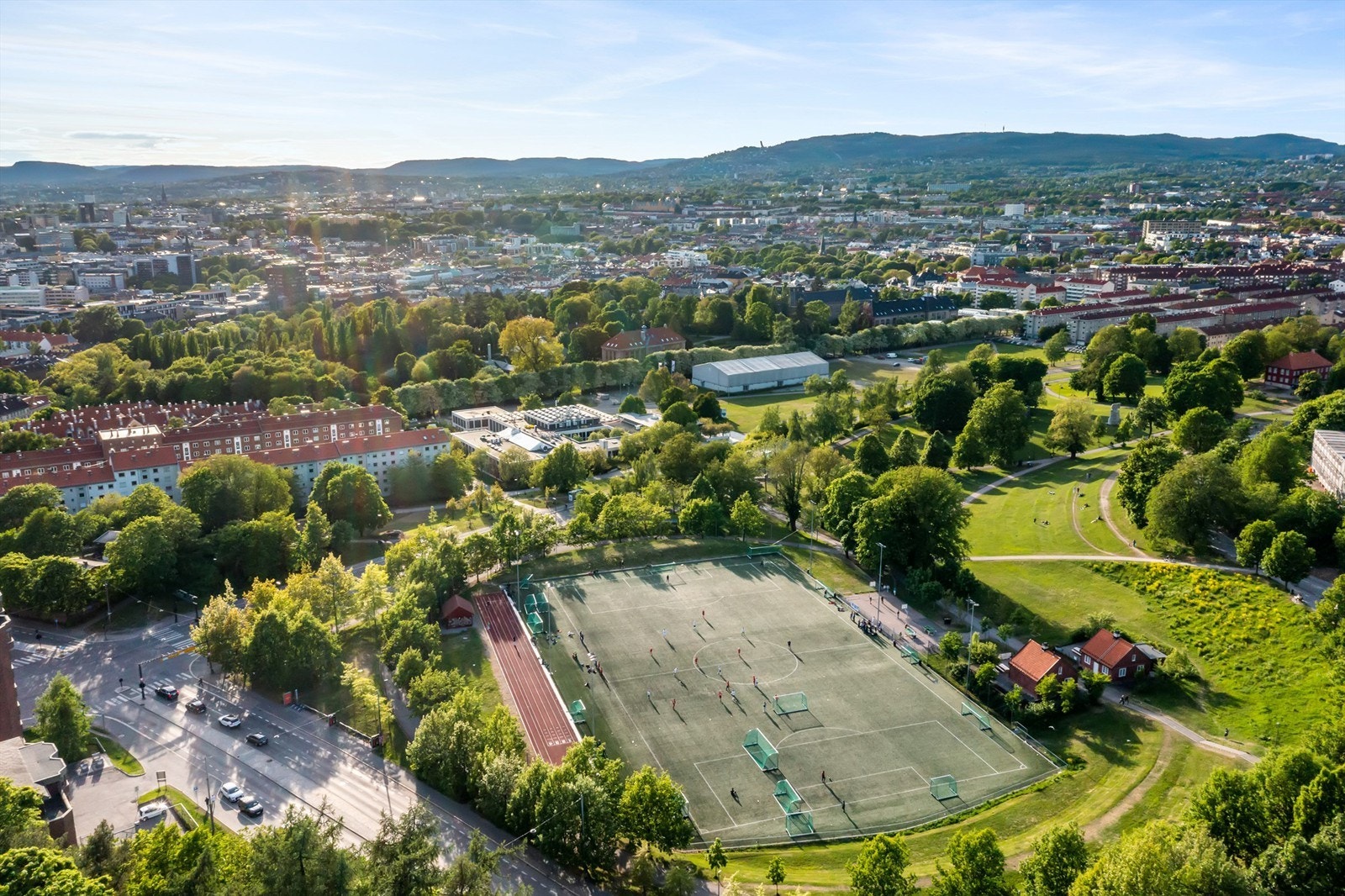 Flere andre rekreasjonsområder som Tøyenparken, Torshovparken, Sofienbergparken og Botanisk Hage ligger kun en liten gåtur unna. Galleribilde