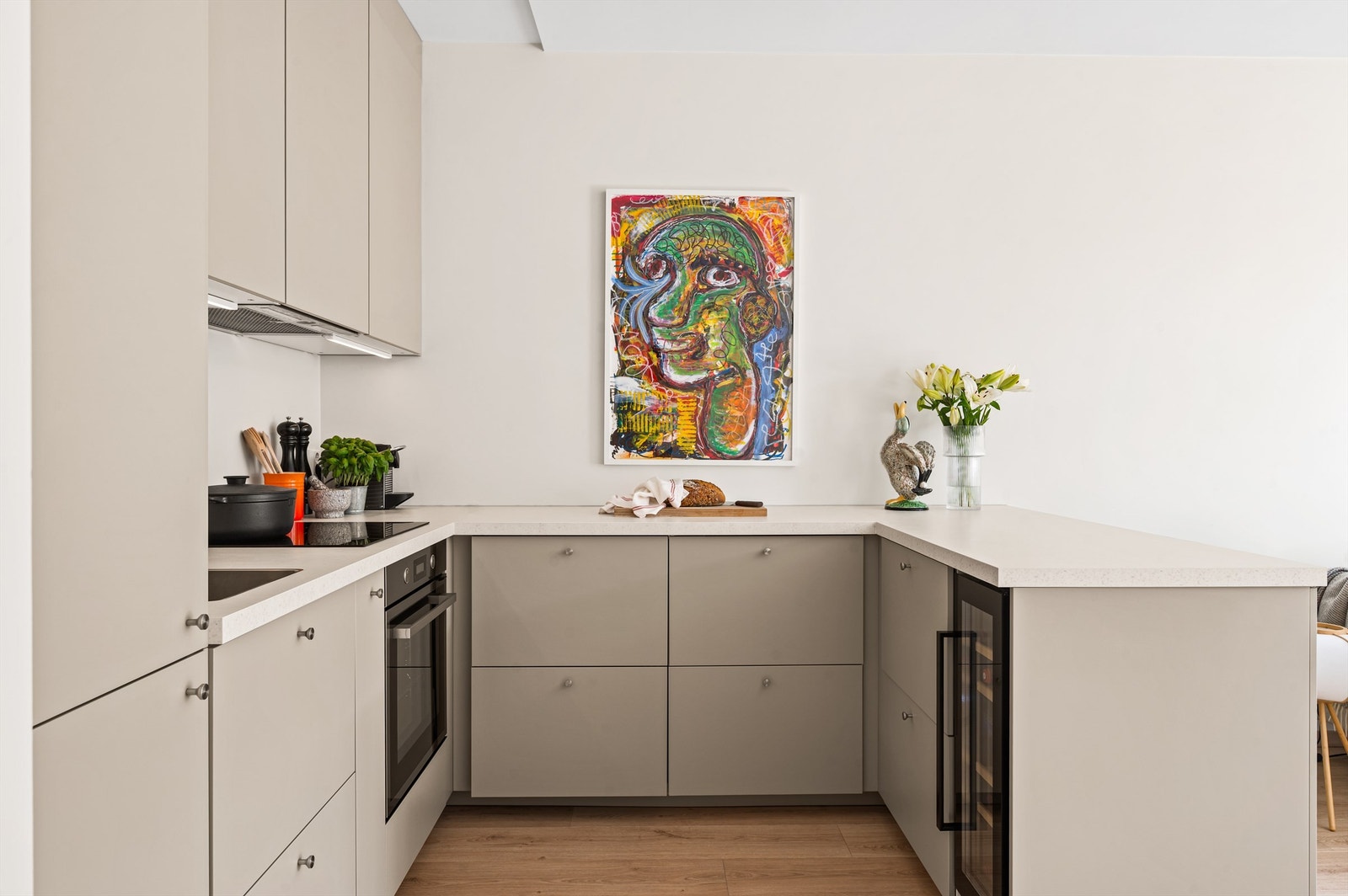 Flott og generøs benkeplass gir deg armslag når det skal kokkeleres. Galleribilde