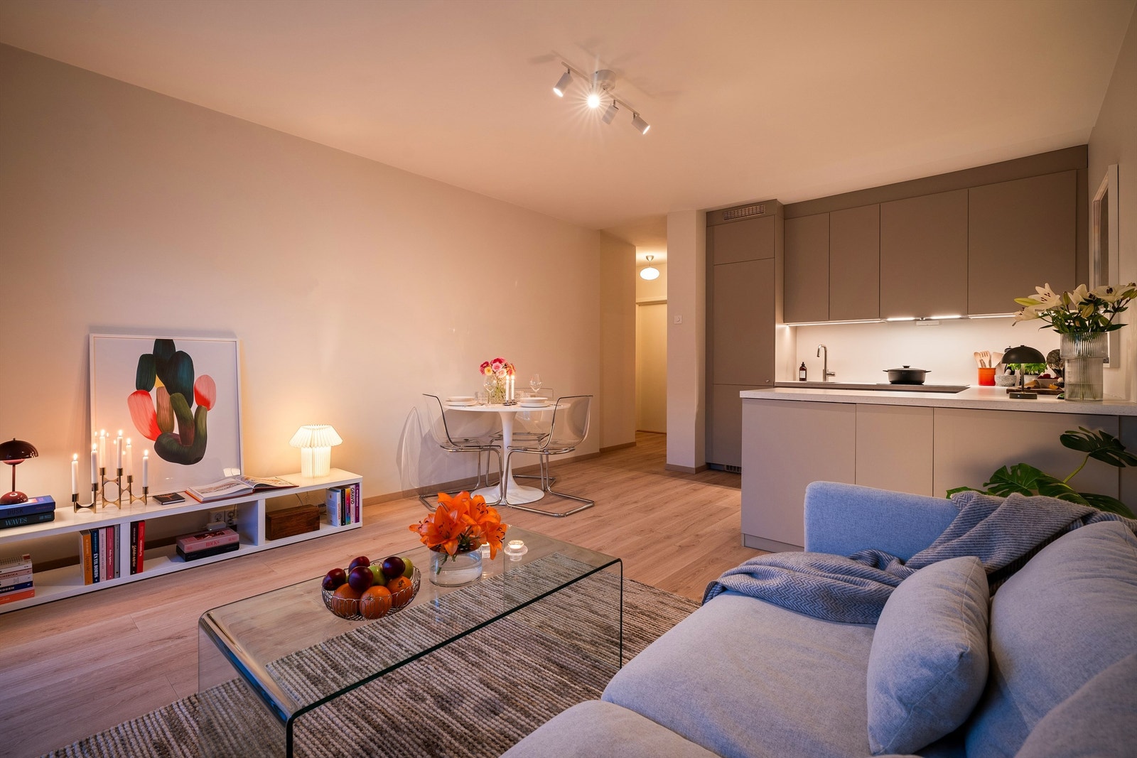 Denne boligen er perfekt for deg som ønsker å bo i en moderne og nyoppusset 3-roms med nærhet til det aller meste av det du skulle trenge i hverdagen. Galleribilde