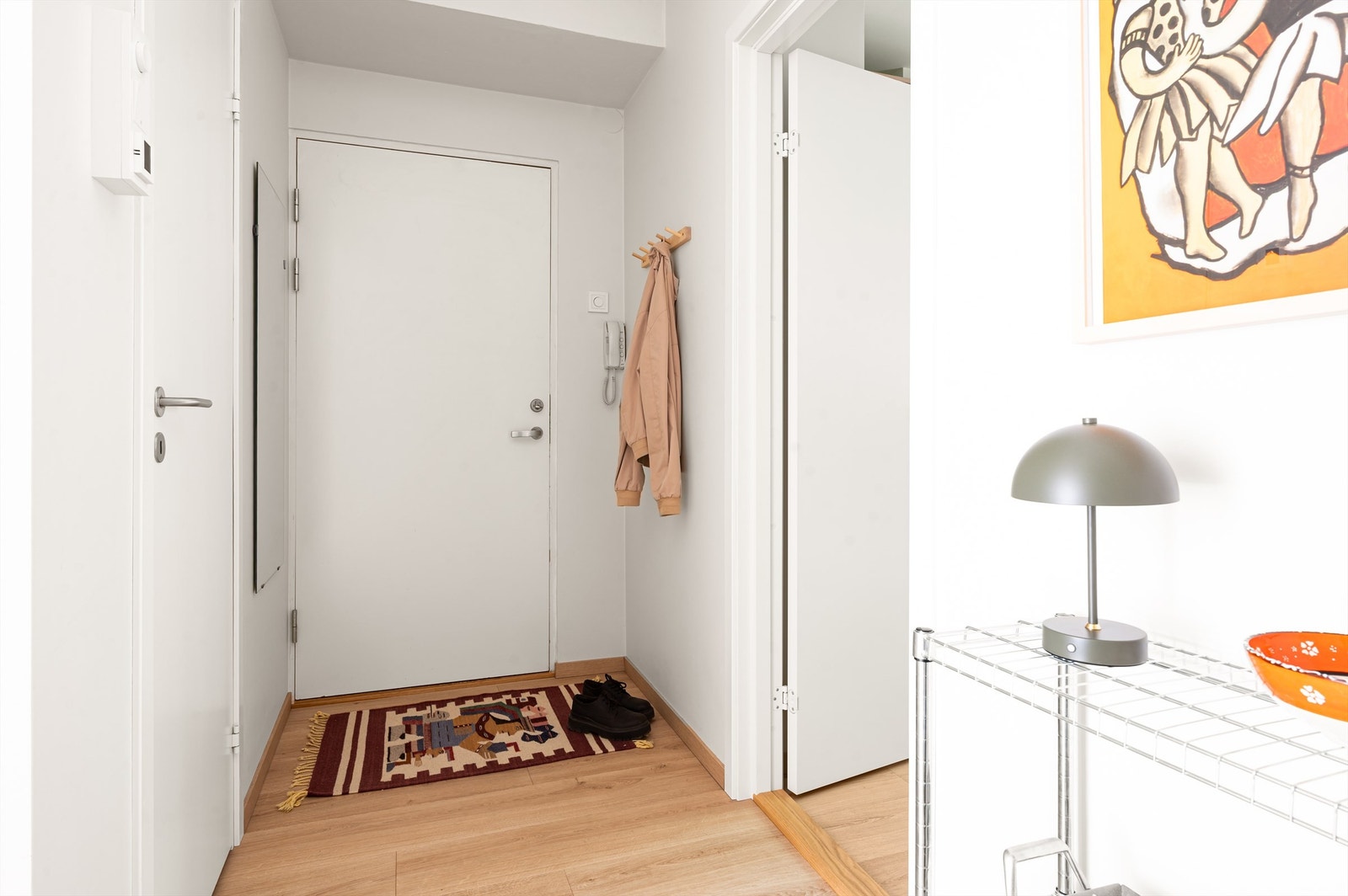 Her kan man henge fra seg jakker og sko, og entréen gir et godt førsteinntrykk av boligen. Velkommen inn! Galleribilde