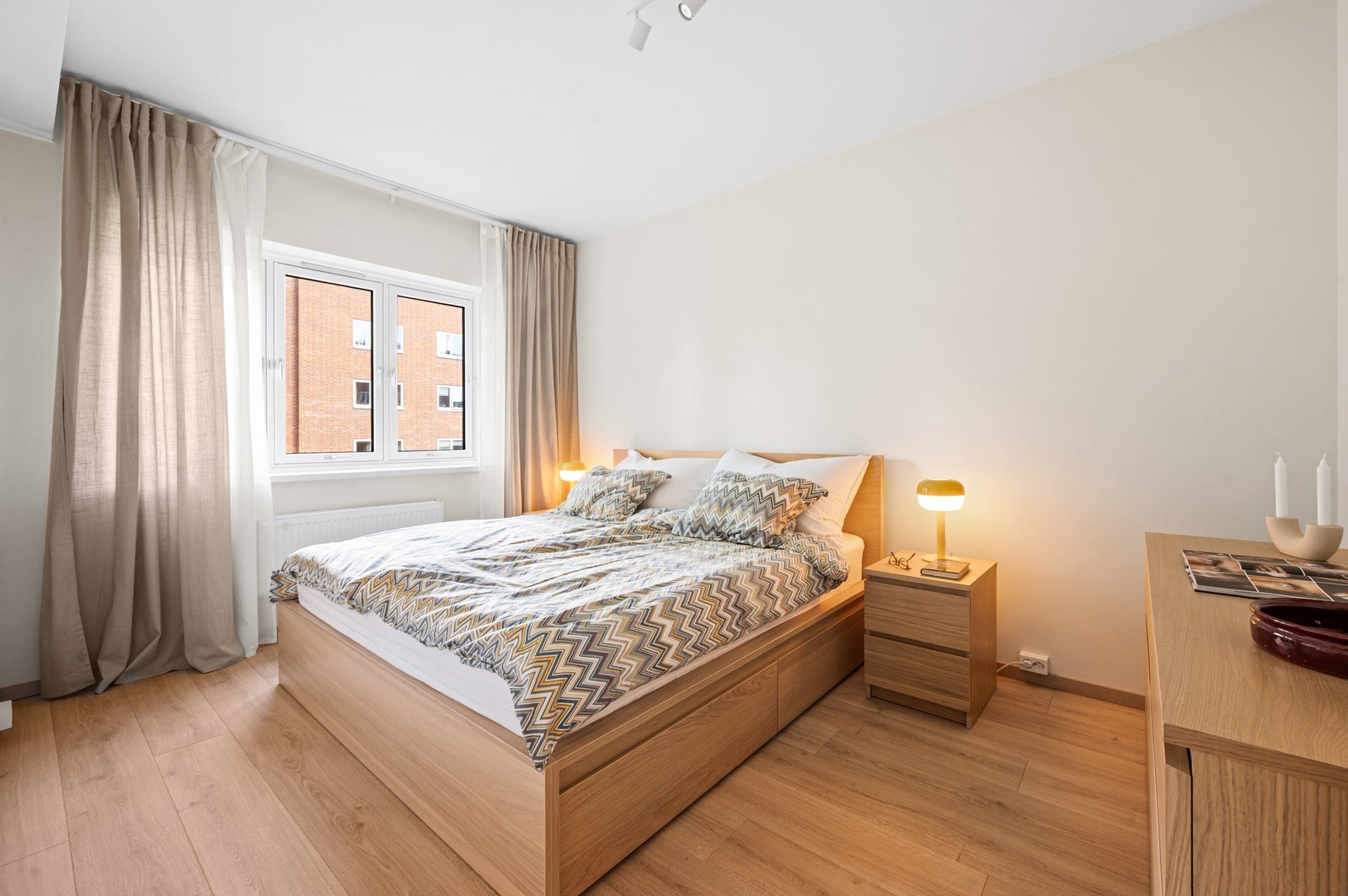 Hovedsoverommet er av meget god
størrelse med plass til dobbeltseng, tilhørende nattbord og kommode. Galleribilde