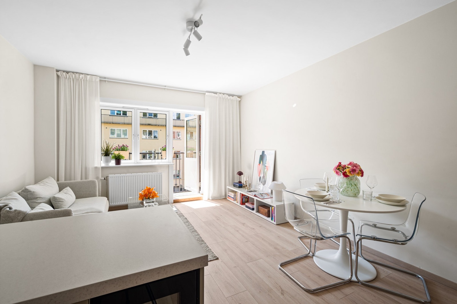 De store vindusflatene slipper inn rikelig med lys og skaper en lys og luftig atmosfære i boligen. Boligen har god standard, noe som gjenspeiler seg i TG1 på nesten alle elementer i tilstandsrapporten. Galleribilde