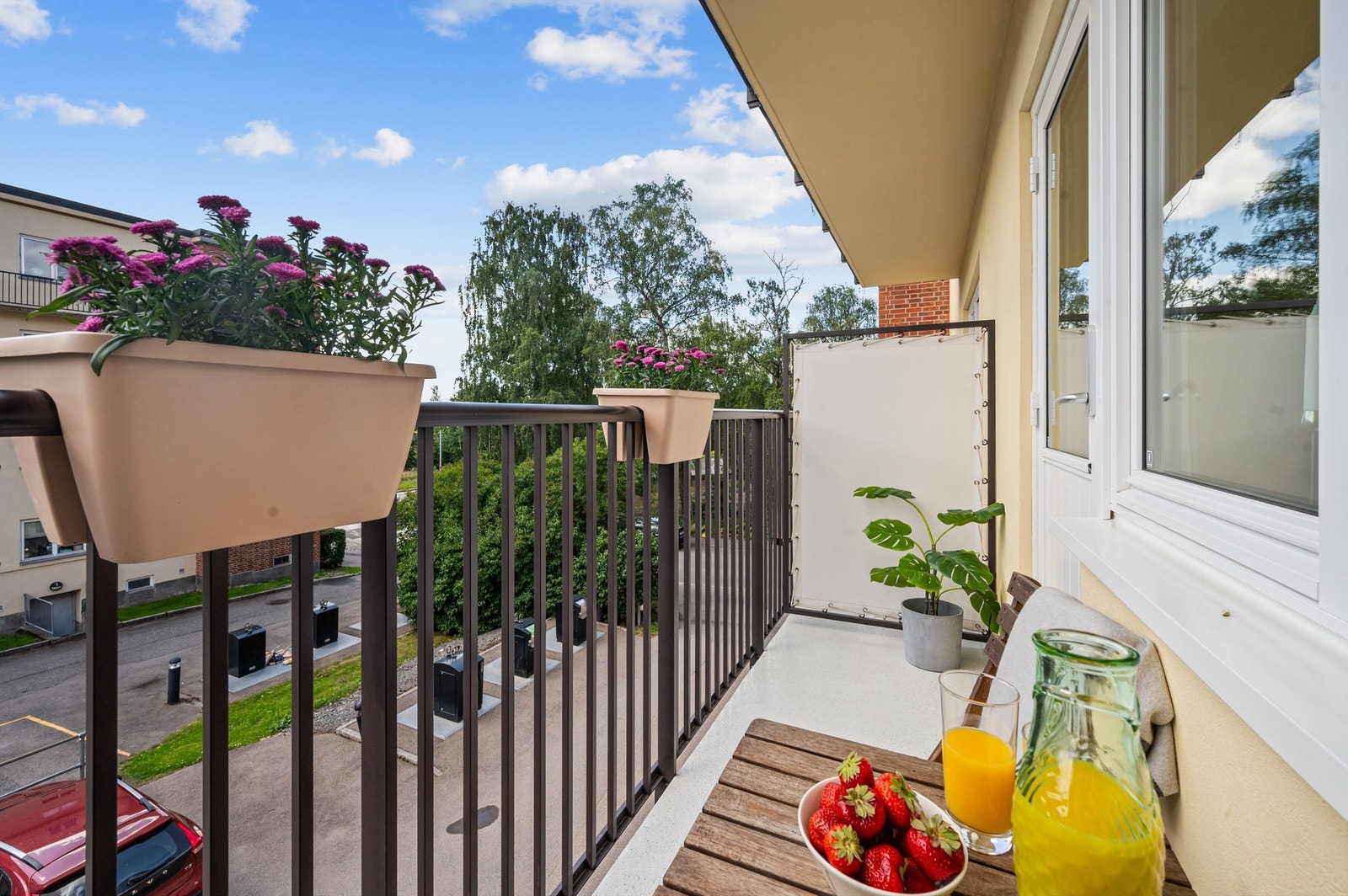 Velkommen ut i solen! Fra stuen kommer man ut til boligens sydvestvendte balkong på ca. 4 kvm. Om sommeren kan balkongen brukes som en del av stuen. Galleribilde