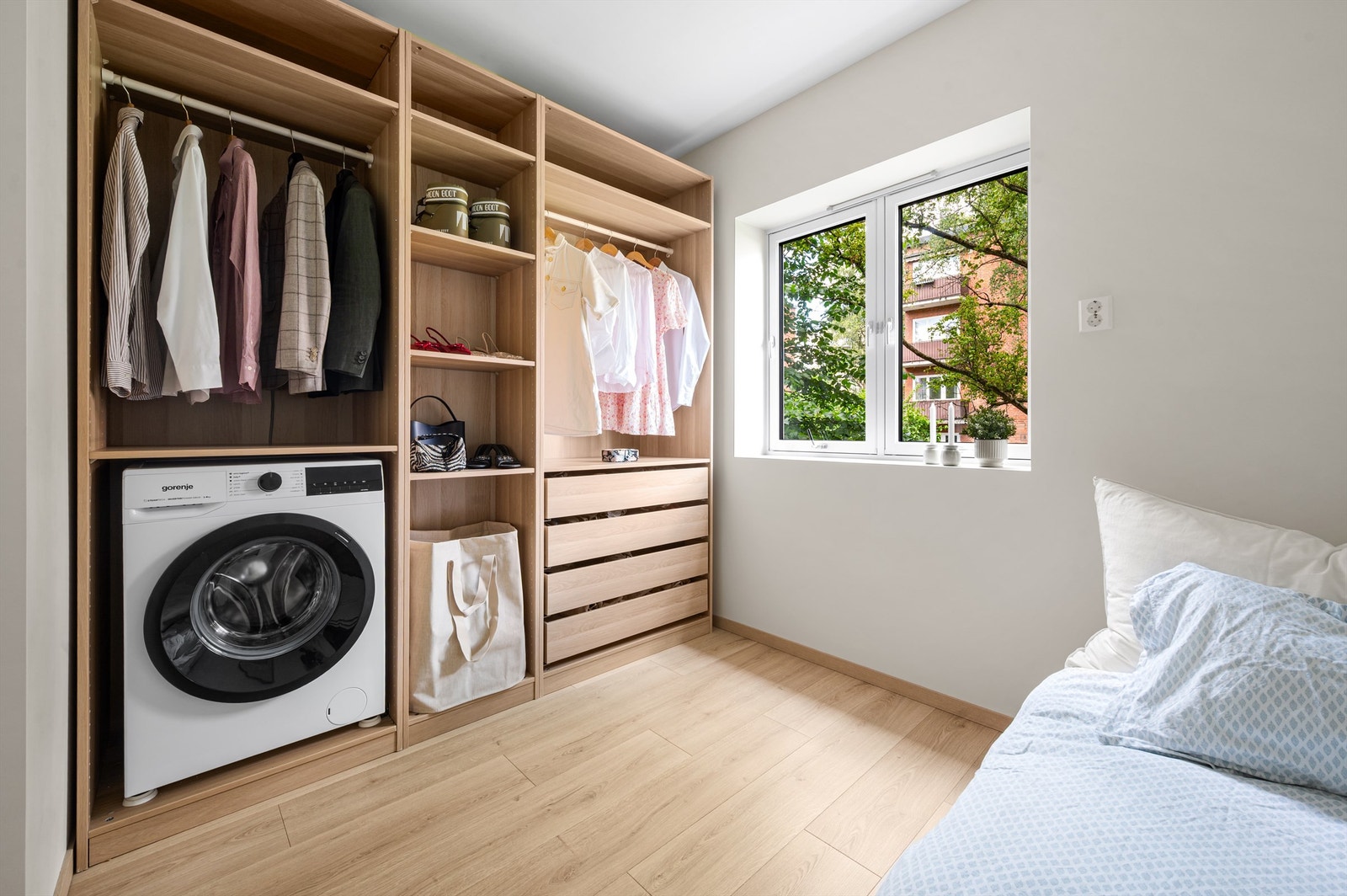 God oppbevaringsplass i romslig garderobe. Opplegg for vaskemaskin. Det er installert waterguard og inspeksjonsluke. Galleribilde