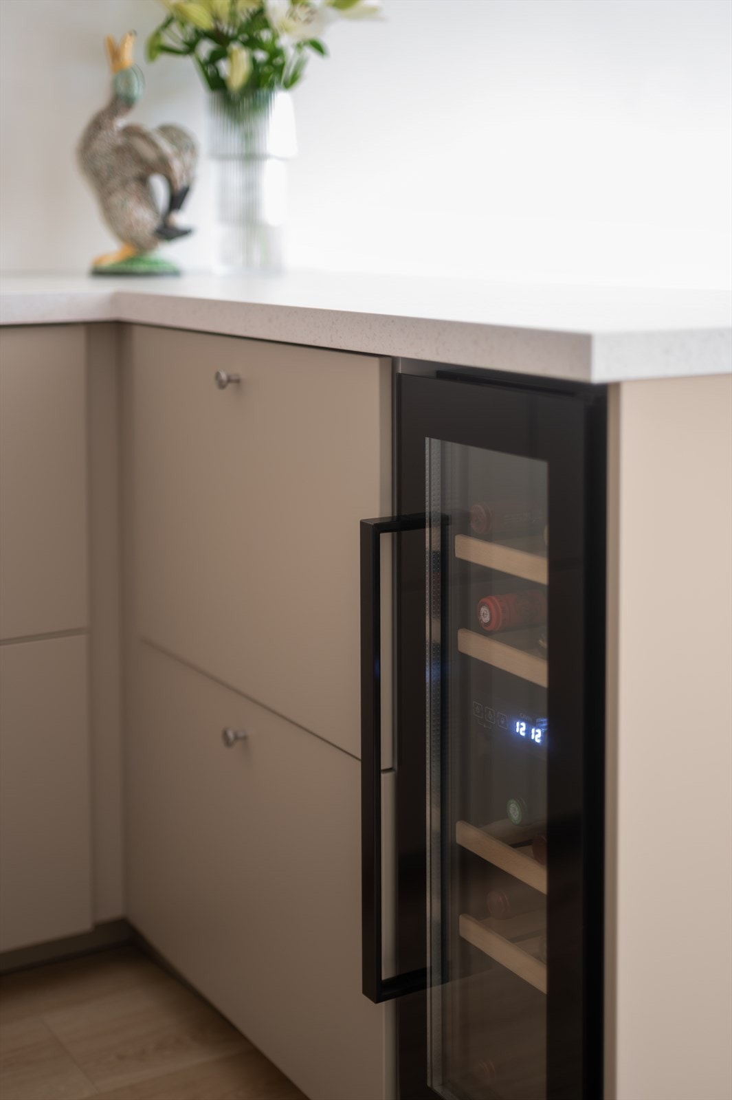 Med et integrert vinskap får du både funksjonalitet og eleganse på kjøkkenet. Her oppbevares vinen under optimale forhold, lett tilgjengelig til hverdag og fest. Galleribilde