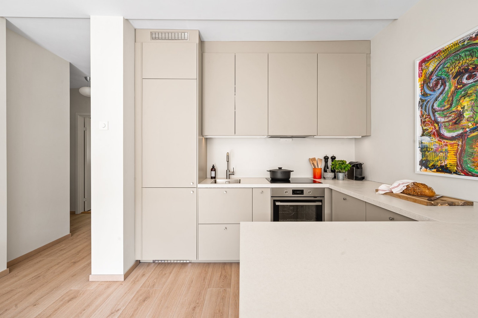 For mange er kjøkkenet det viktigste rommet i boligen. Dette kjøkkenet er fra 2024 og er innredet med glatte fronter og laminat benkeplate med nedfelt vask. Galleribilde