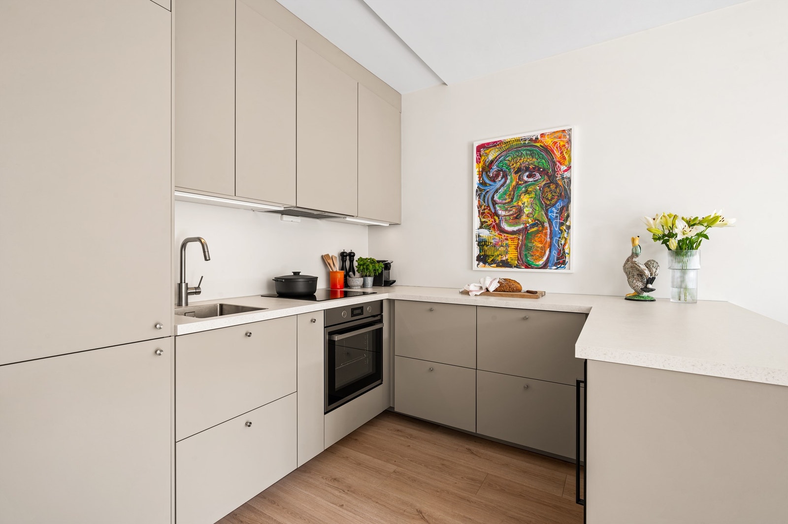 Av integrerte hvitevarer er det integrert platetopp, stekeovn, oppvaskmaskin, kjøl/fryseskap og vinskap. Kullfilterventilator over kokeplass Galleribilde